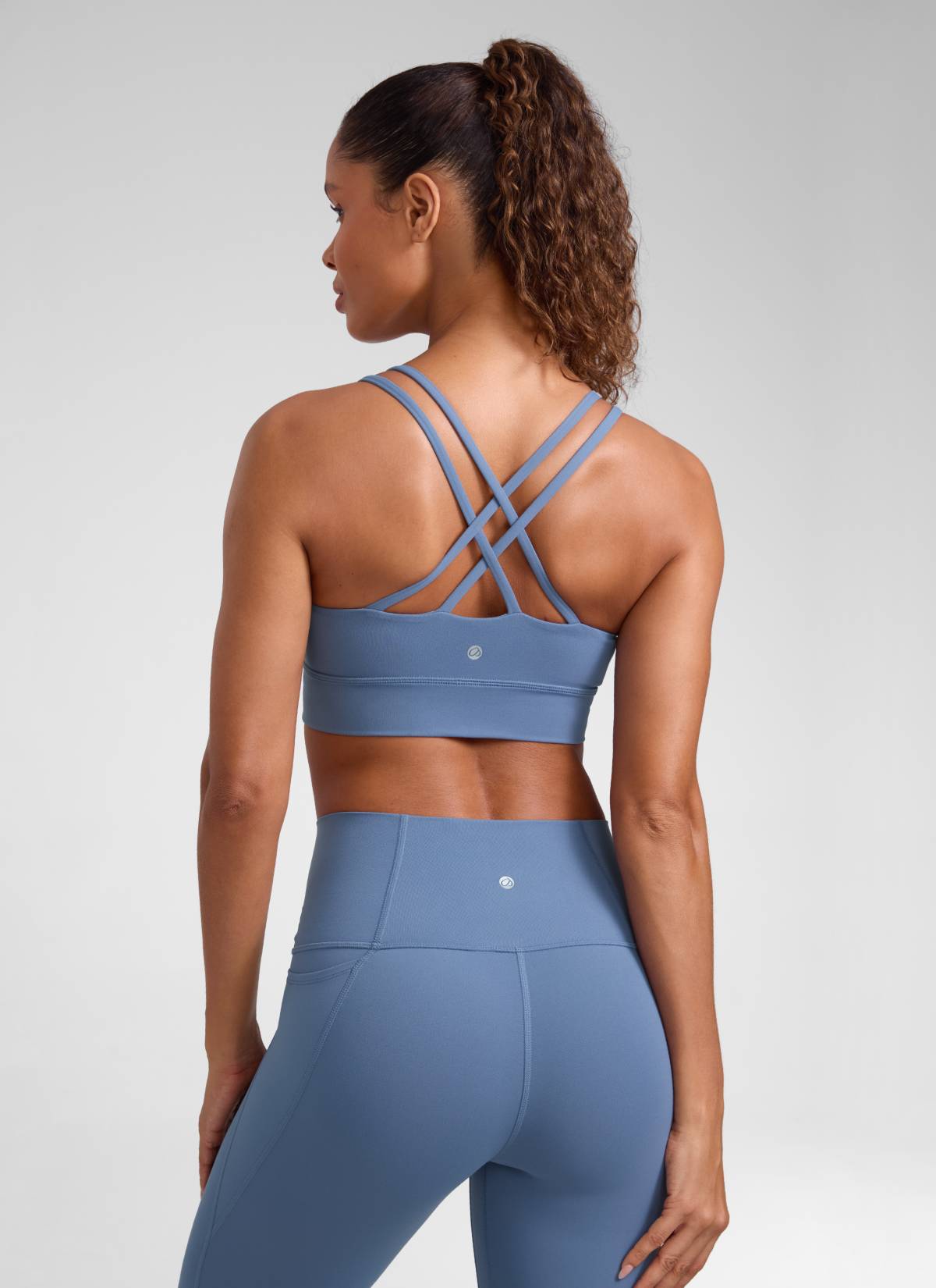 حمالة صدر نسائية Butterluxe بتصميم طويل وحمالات رفيعة متقاطعة مع أكواب مسبقة الصك من CRZ YOGA باللون الأزرق الواحاتي