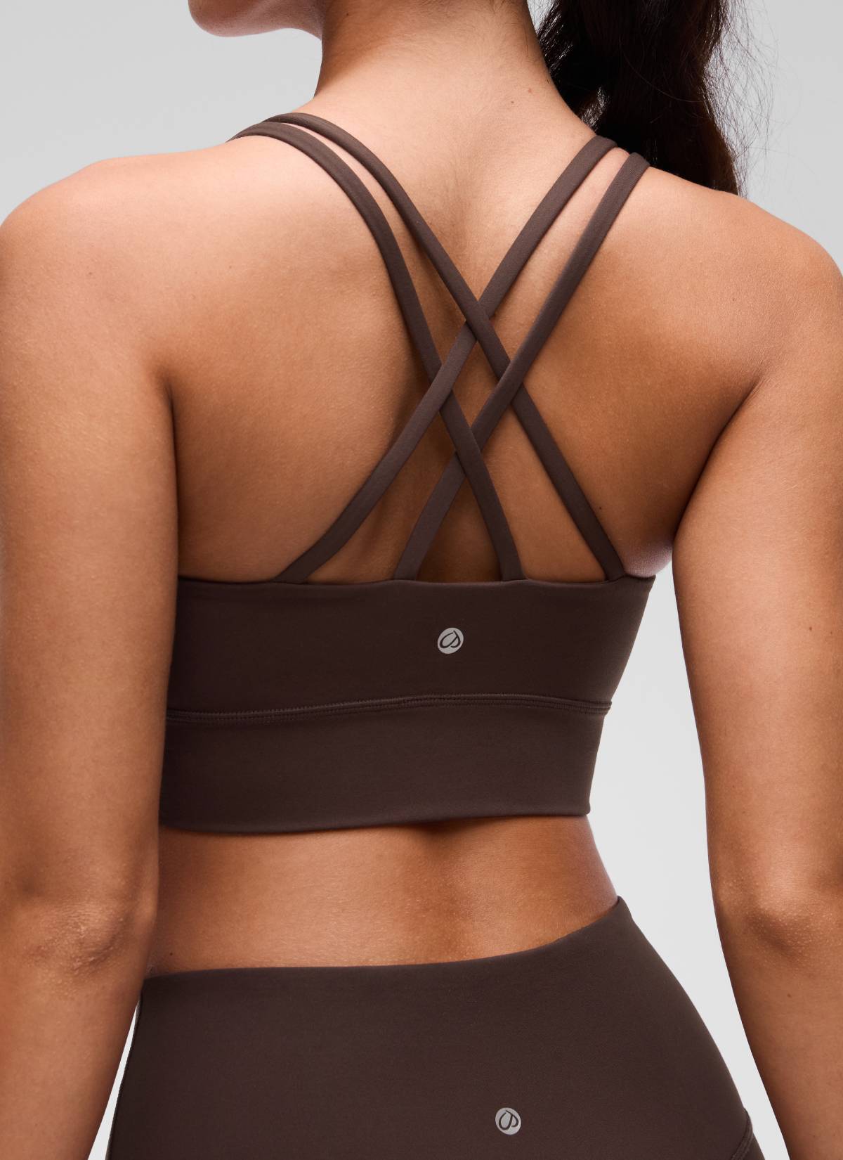 حمالة صدر نسائية Butterluxe بتصميم طويل وحمالات رفيعة متقاطعة مع أكواب مسبقة الصك من CRZ YOGA باللون البني الفادج الساخن