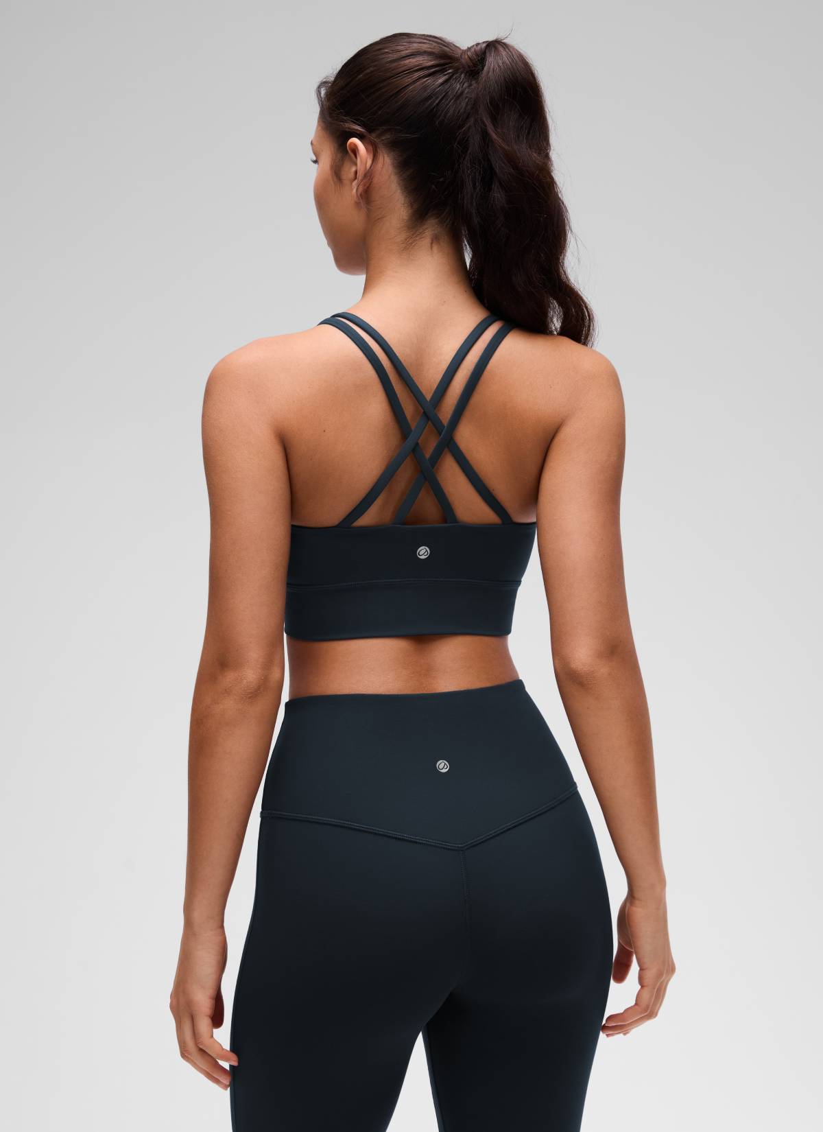 حمالة صدر نسائية Butterluxe بتصميم طويل وحمالات رفيعة متقاطعة مع أكواب مسبقة الصك من CRZ YOGA باللون الكحلي الداكن