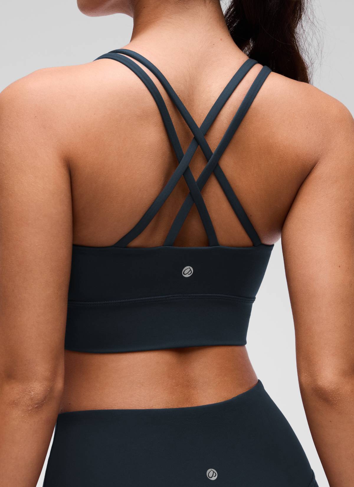 حمالة صدر نسائية Butterluxe بتصميم طويل وحمالات رفيعة متقاطعة مع أكواب مسبقة الصك من CRZ YOGA باللون الكحلي الداكن