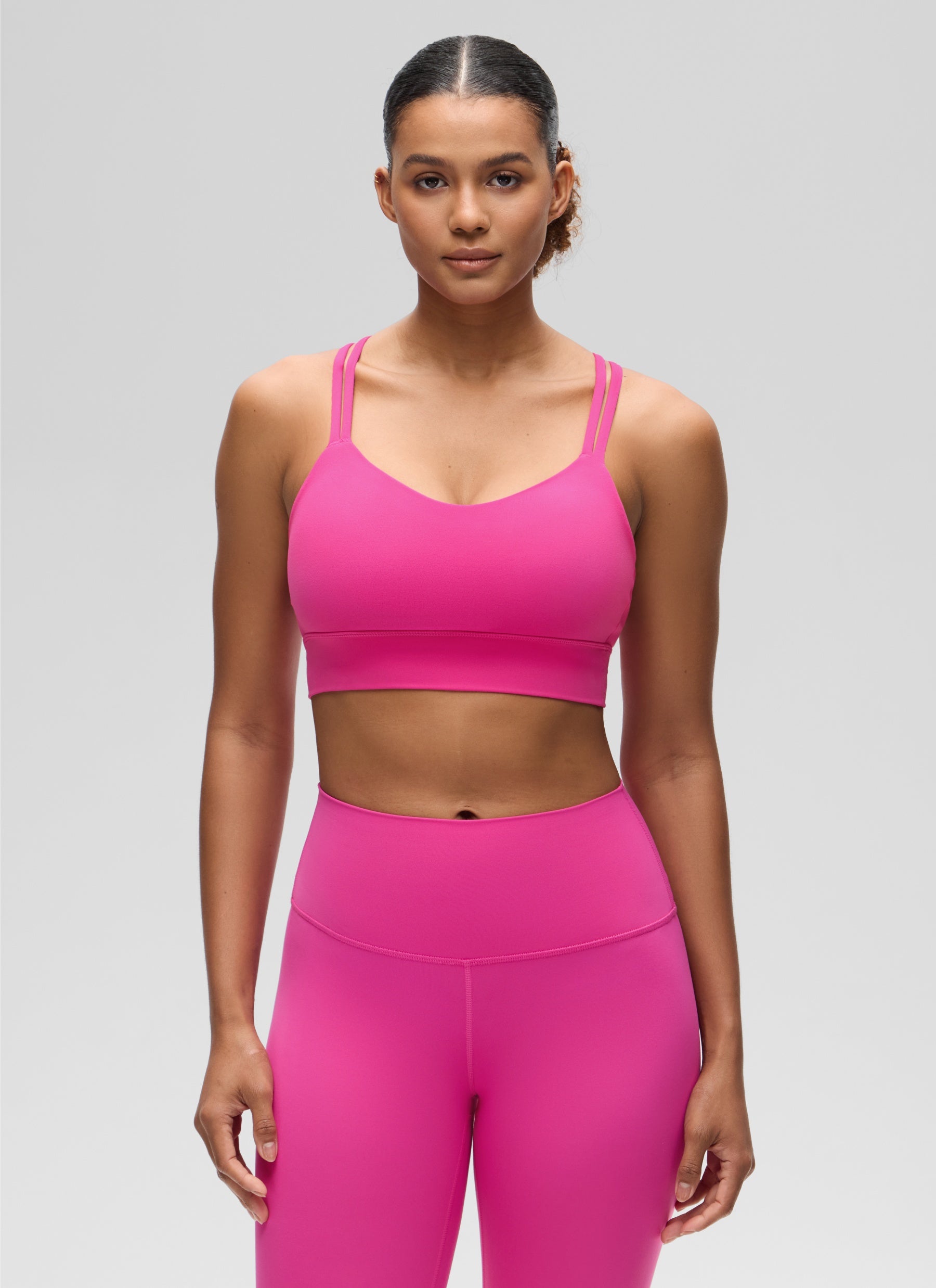 حمالة صدر نسائية Butterluxe بتصميم طويل وحمالات رفيعة متقاطعة مع أكواب مسبقة الصك من CRZ YOGA باللون الأرجواني الكركدي