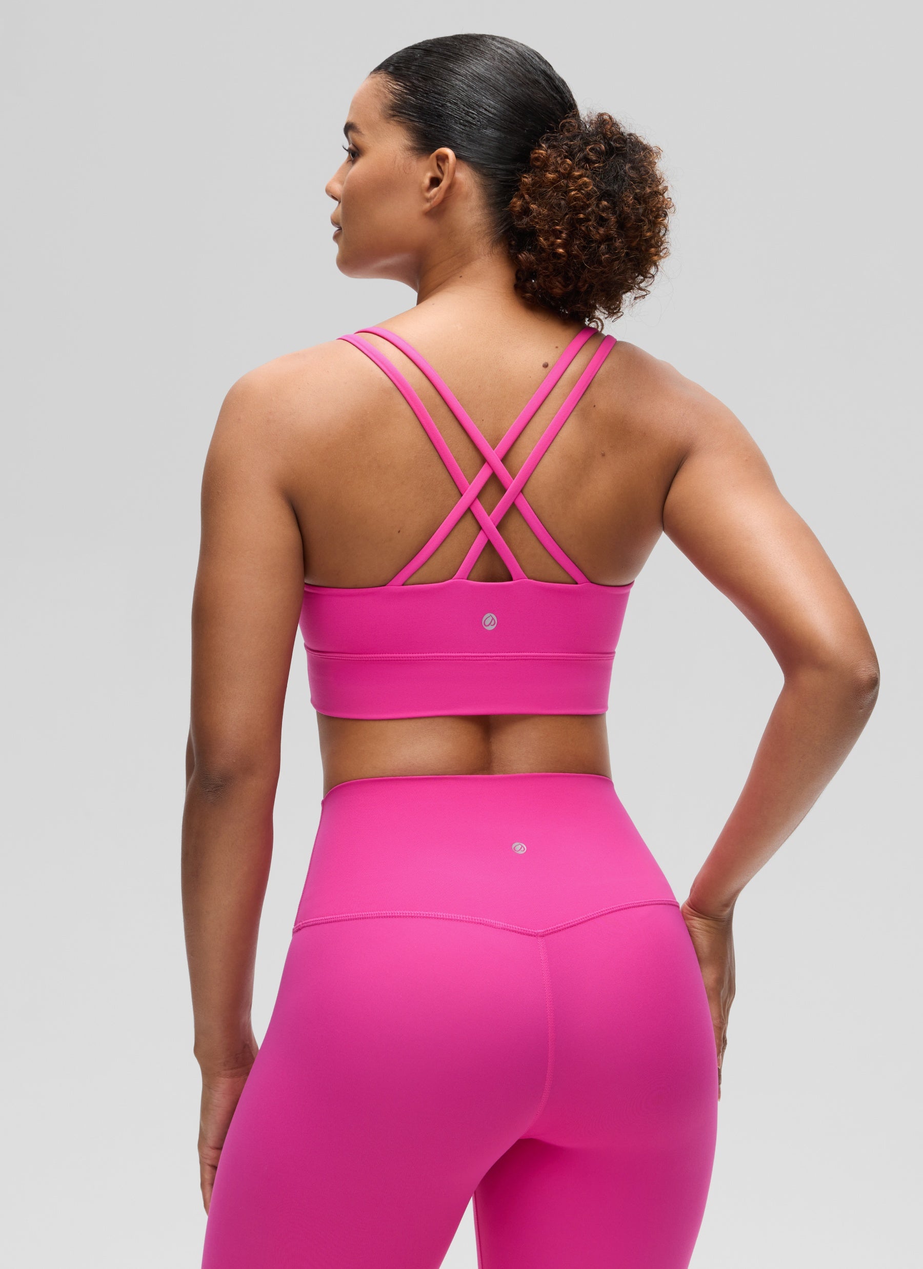 حمالة صدر نسائية Butterluxe بتصميم طويل وحمالات رفيعة متقاطعة مع أكواب مسبقة الصك من CRZ YOGA باللون الأرجواني الكركدي