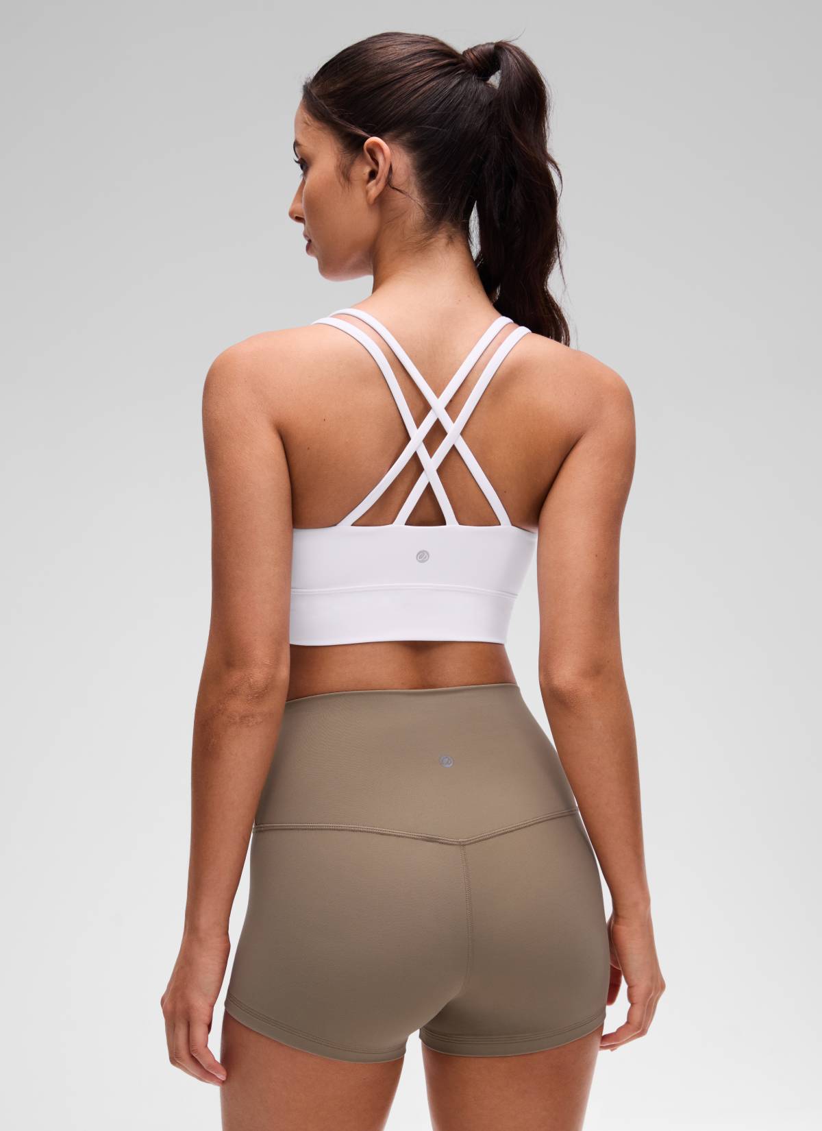 حمالة صدر نسائية Butterluxe بتصميم طويل وحمالات رفيعة متقاطعة مع أكواب مسبقة الصك من CRZ YOGA باللون الأبيض