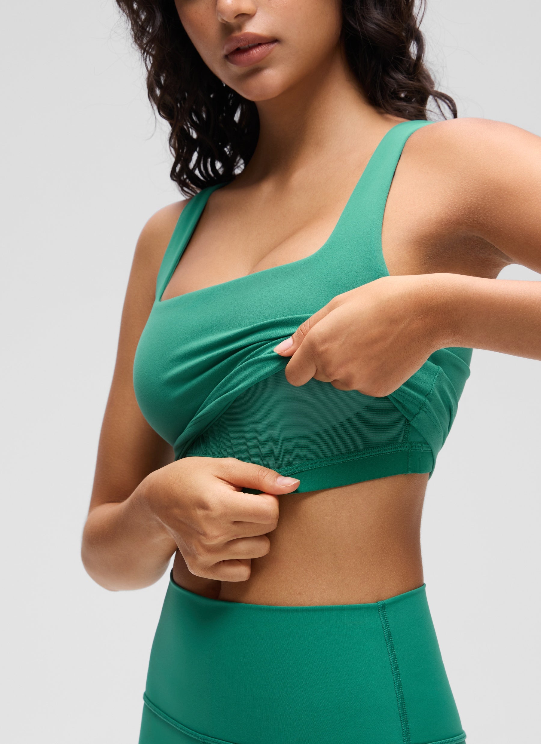 حمالة صدر نسائية طويلة لليوغا من CRZ YOGA، دعم خفيف Butterluxe، رقبة مربعة، لون أخضر كاسكاديا