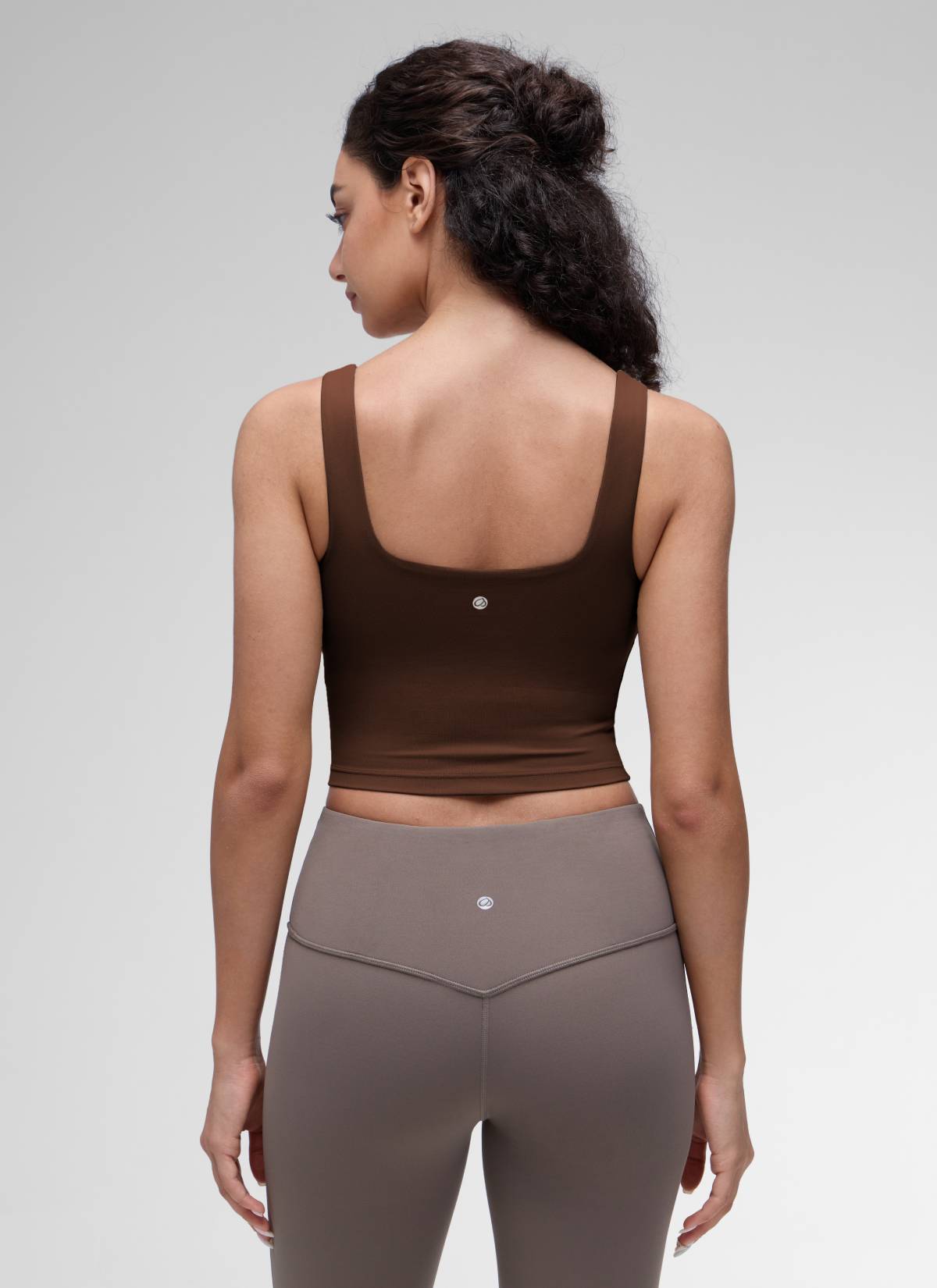 حمالة صدر نسائية طويلة لليوغا من CRZ YOGA، دعم خفيف Butterluxe، رقبة مربعة، لون بني حممي