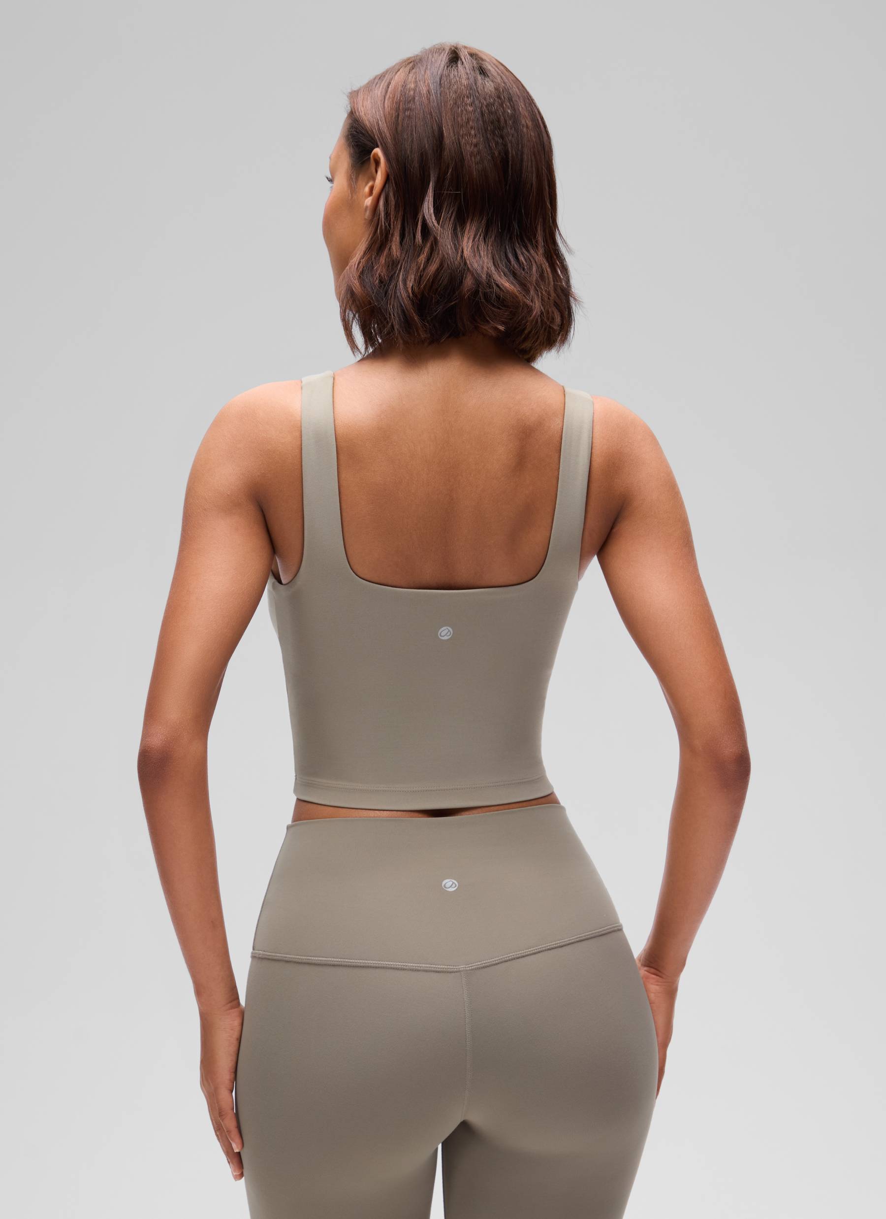 حمالة صدر نسائية طويلة لليوغا من CRZ YOGA، دعم خفيف Butterluxe، رقبة مربعة، لون رمادي رماد دافئ