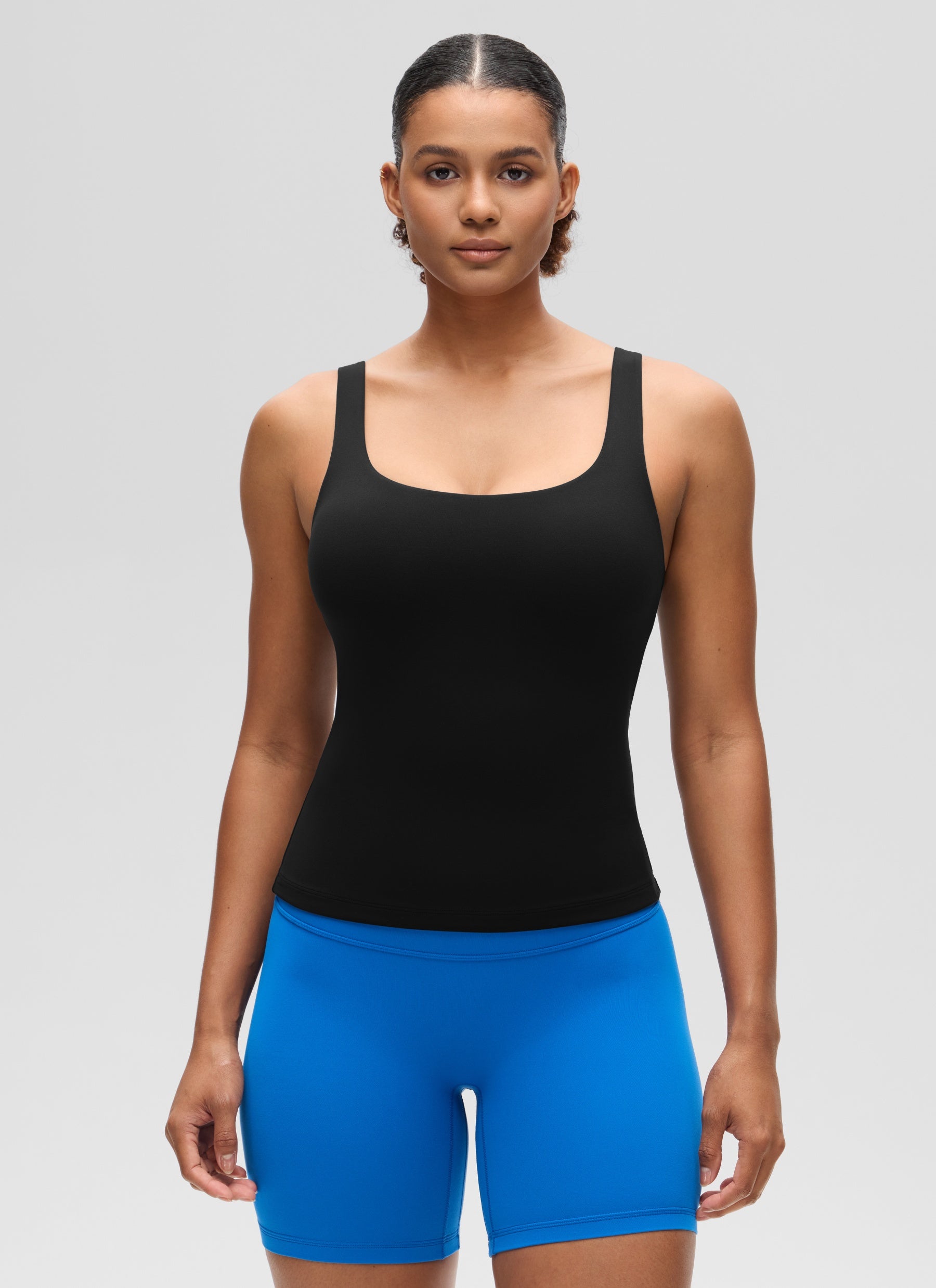 قمصان نسائية من CRZ YOGA بقصة ضيقة (SlimFit) مع حمالة صدر Butterluxe وياقة على شكل حرف U، باللون الأسود