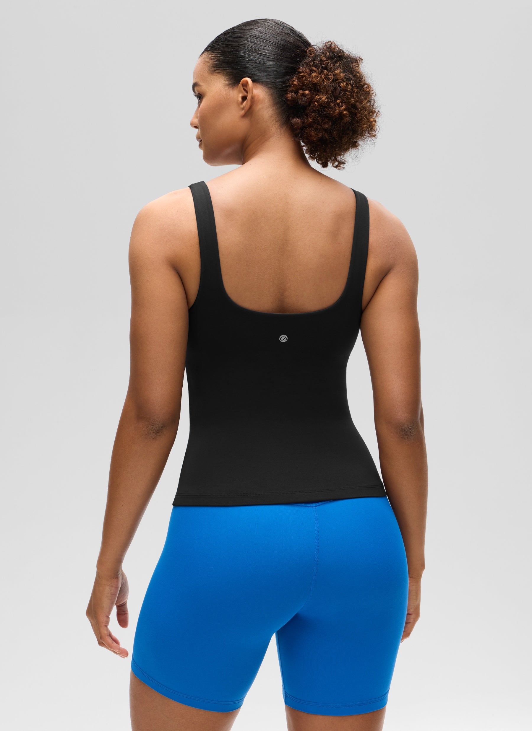 قمصان نسائية من CRZ YOGA بقصة ضيقة (SlimFit) مع حمالة صدر Butterluxe وياقة على شكل حرف U، باللون الأسود