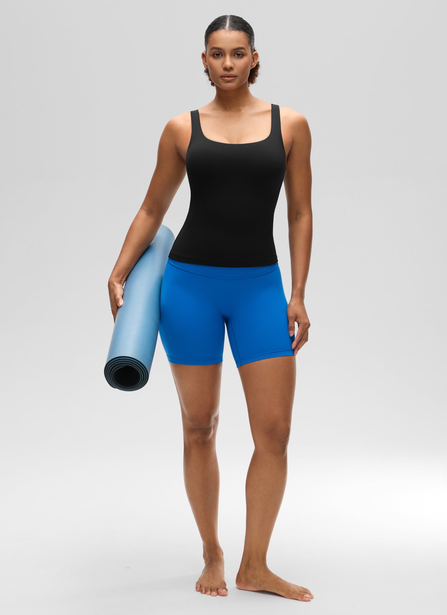 قمصان نسائية من CRZ YOGA بقصة ضيقة (SlimFit) مع حمالة صدر Butterluxe وياقة على شكل حرف U، باللون الأسود