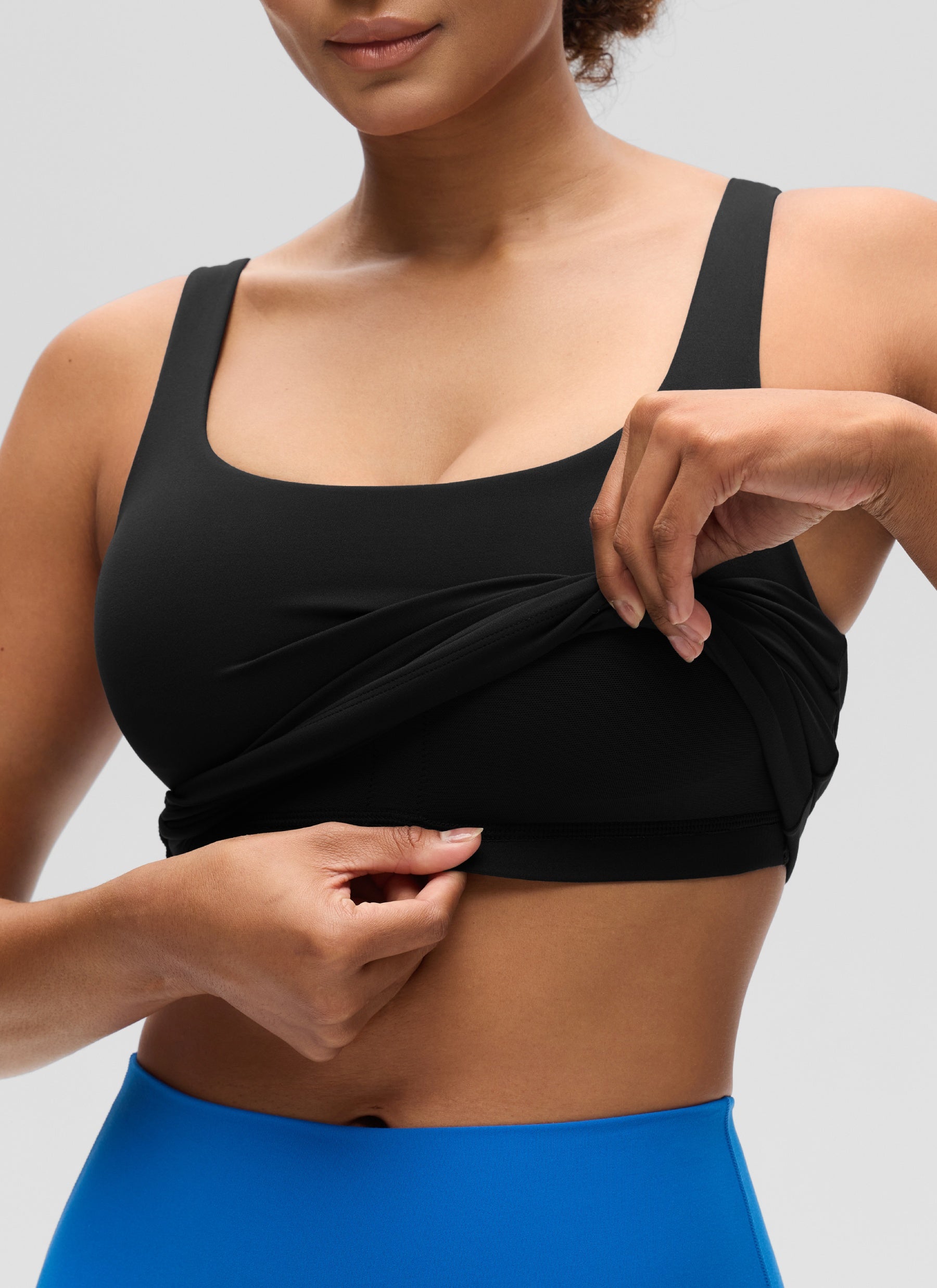 قمصان نسائية من CRZ YOGA بقصة ضيقة (SlimFit) مع حمالة صدر Butterluxe وياقة على شكل حرف U، باللون الأسود