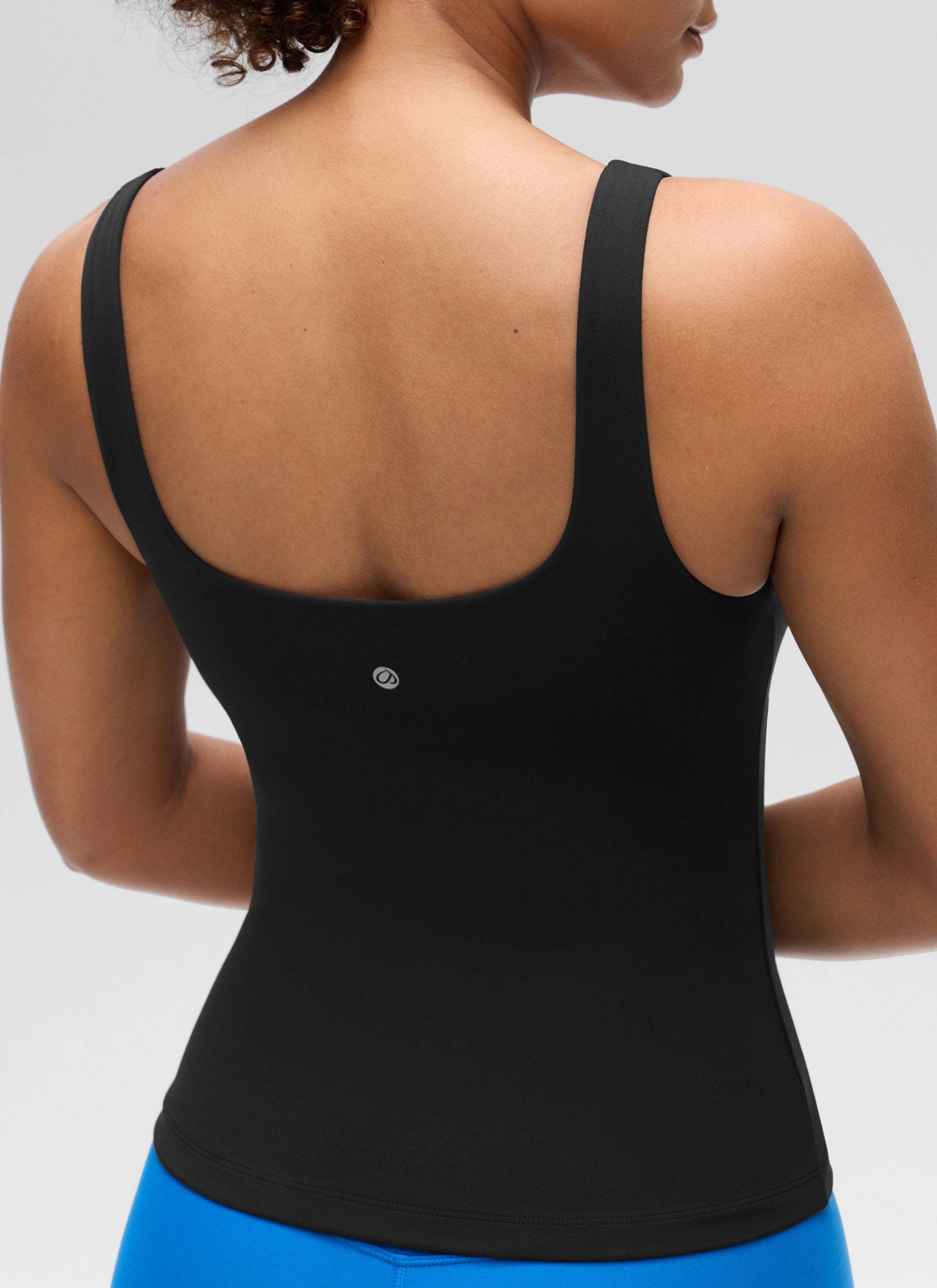 قمصان نسائية من CRZ YOGA بقصة ضيقة (SlimFit) مع حمالة صدر Butterluxe وياقة على شكل حرف U، باللون الأسود