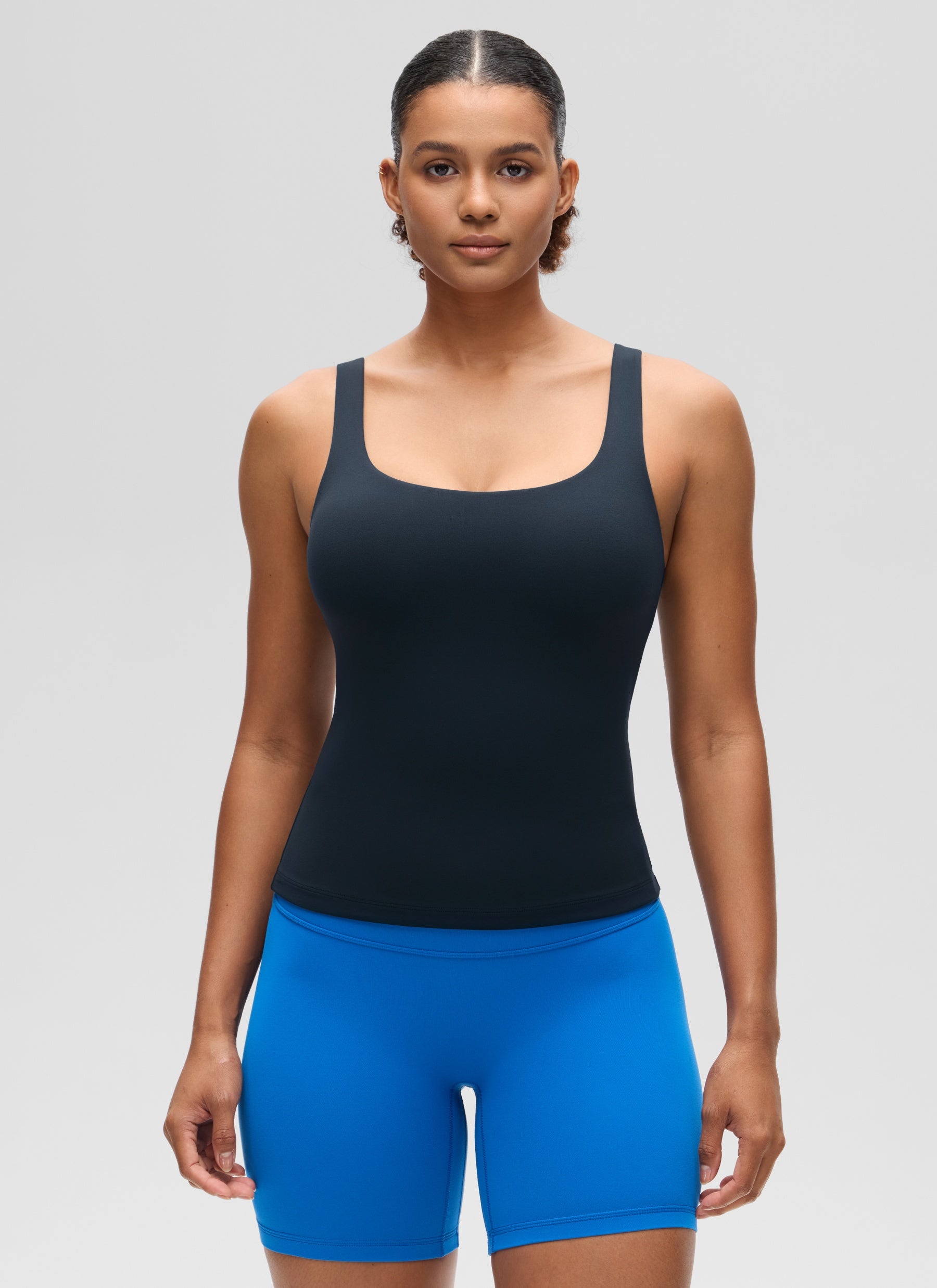 قمصان «CRZ YOGA» النسائية ذات القصة الضيقة (SlimFit) مع حمالة صدر Butterluxe وياقة على شكل حرف U، باللون الأزرق الداكن