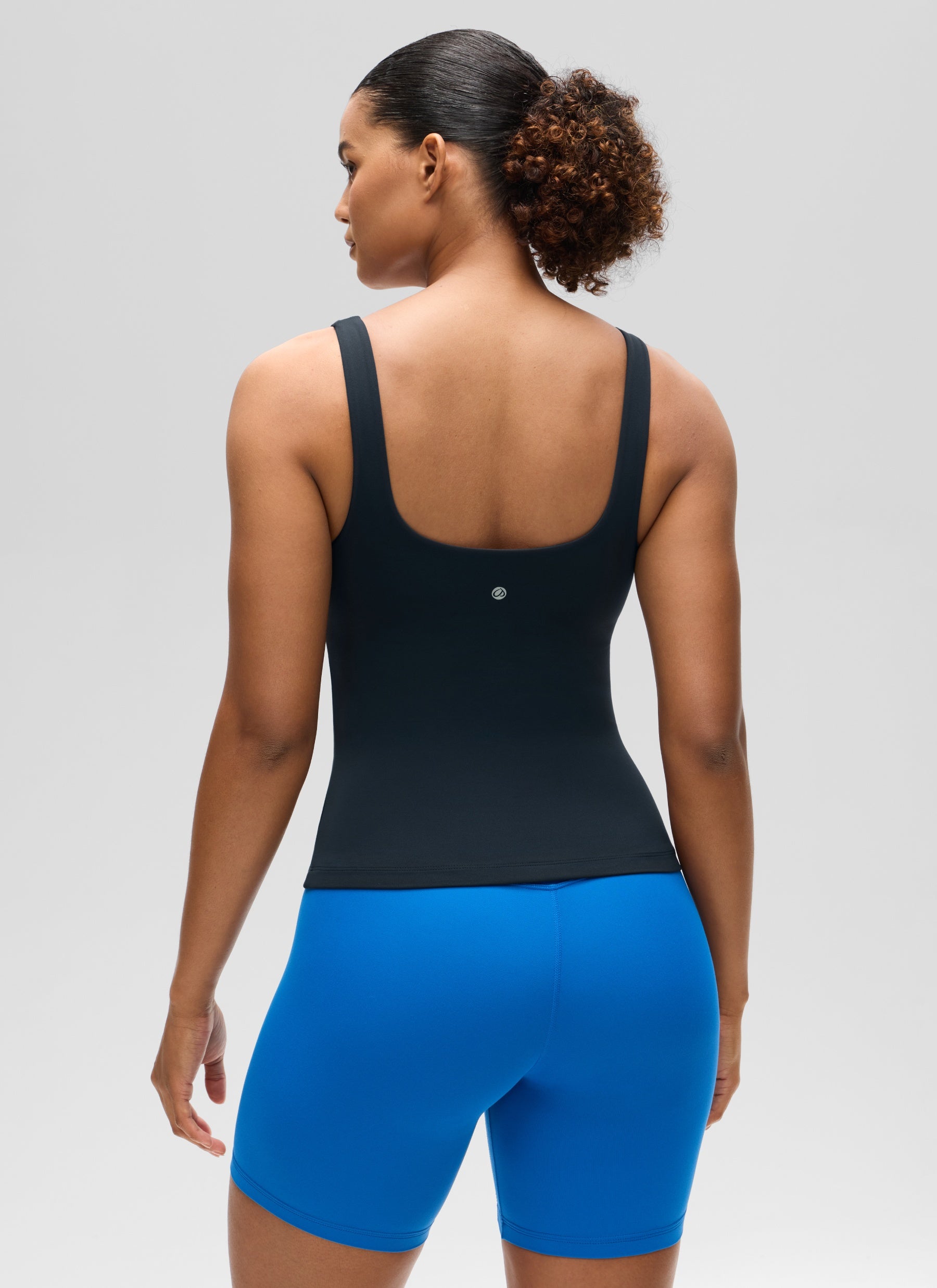 قمصان «CRZ YOGA» النسائية ذات القصة الضيقة (SlimFit) مع حمالة صدر Butterluxe وياقة على شكل حرف U، باللون الأزرق الداكن