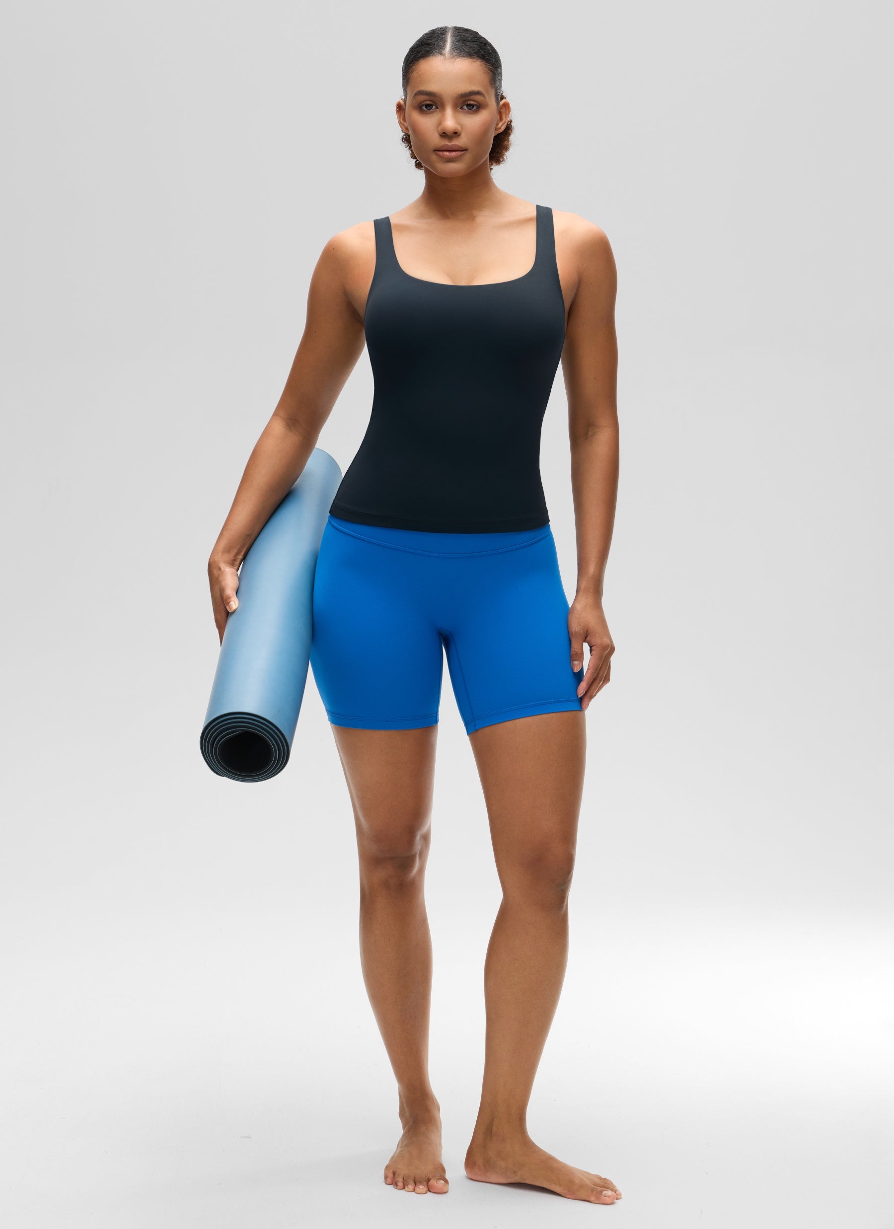 قمصان «CRZ YOGA» النسائية ذات القصة الضيقة (SlimFit) مع حمالة صدر Butterluxe وياقة على شكل حرف U، باللون الأزرق الداكن