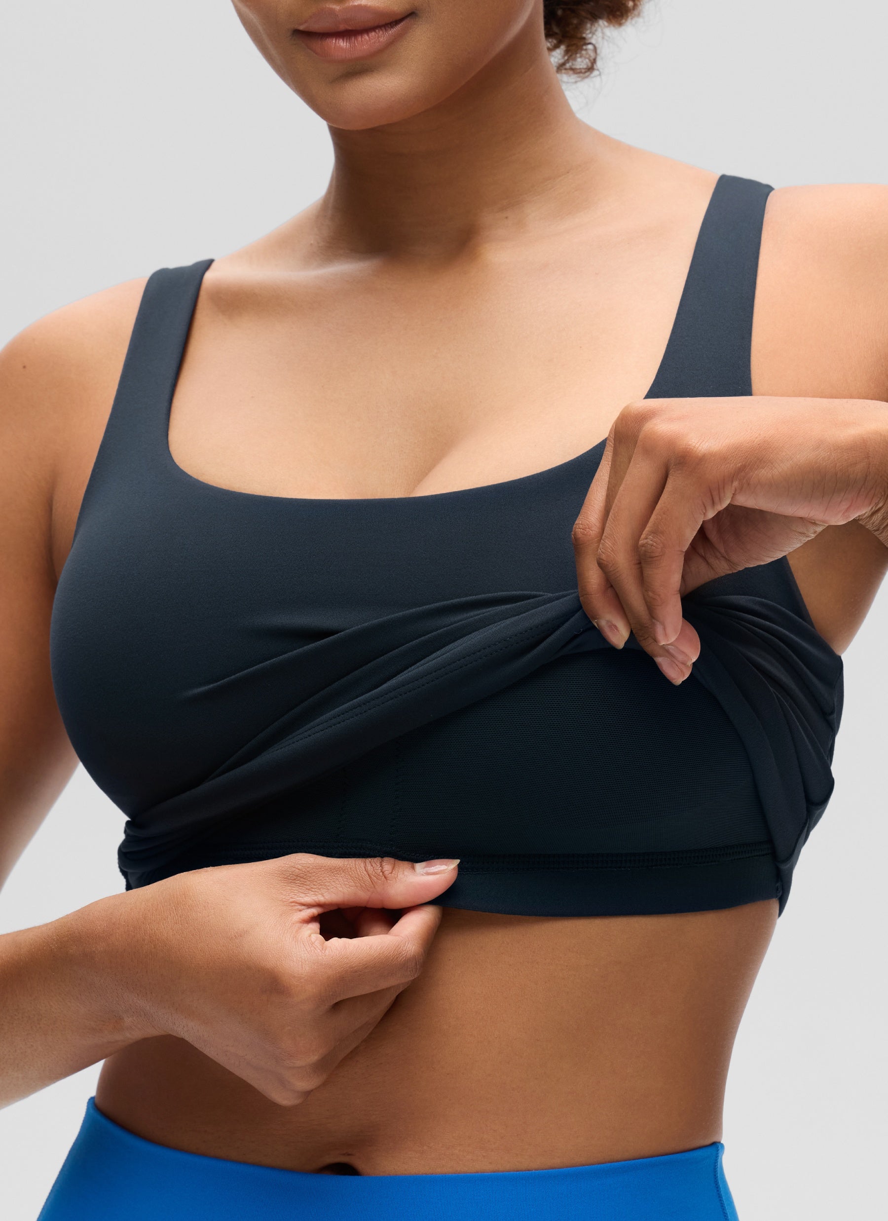 قمصان «CRZ YOGA» النسائية ذات القصة الضيقة (SlimFit) مع حمالة صدر Butterluxe وياقة على شكل حرف U، باللون الأزرق الداكن