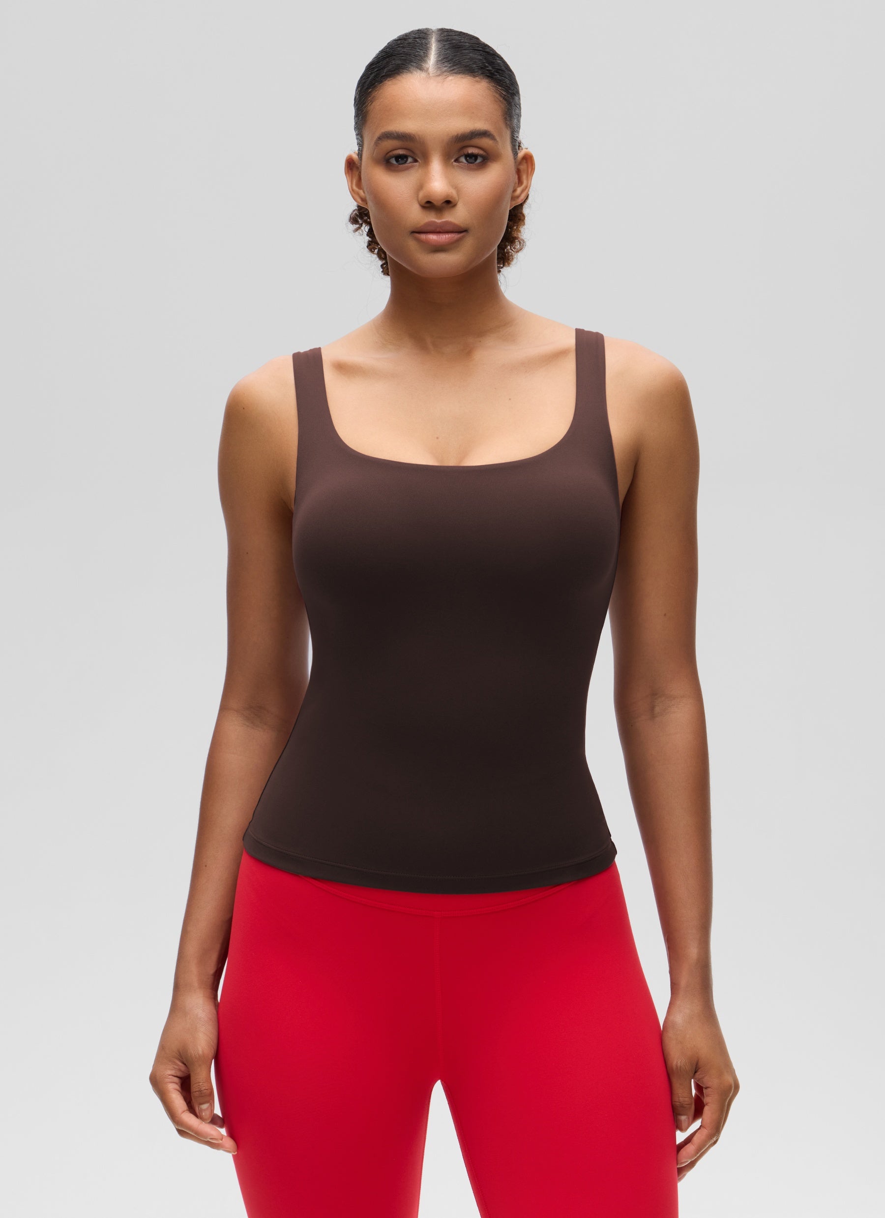 قمصان «CRZ YOGA» النسائية ذات القصة الضيقة (SlimFit) مع حمالة صدر Butterluxe وياقة على شكل حرف U، بلون بني «Hot Fudge»