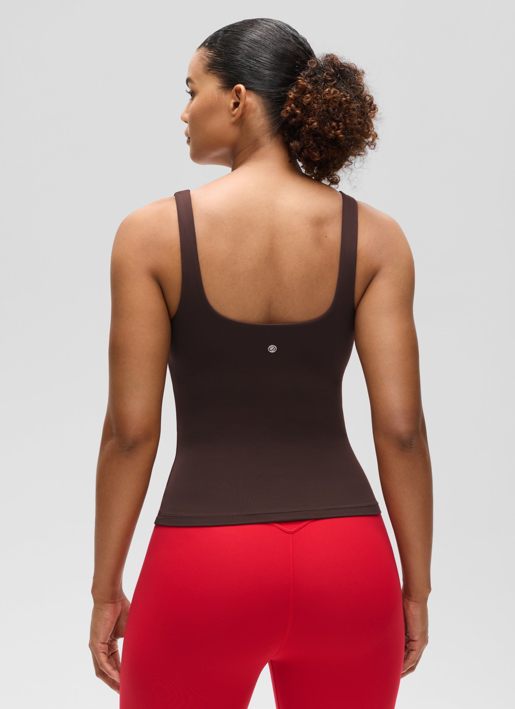 قمصان «CRZ YOGA» النسائية ذات القصة الضيقة (SlimFit) مع حمالة صدر Butterluxe وياقة على شكل حرف U، بلون بني «Hot Fudge»