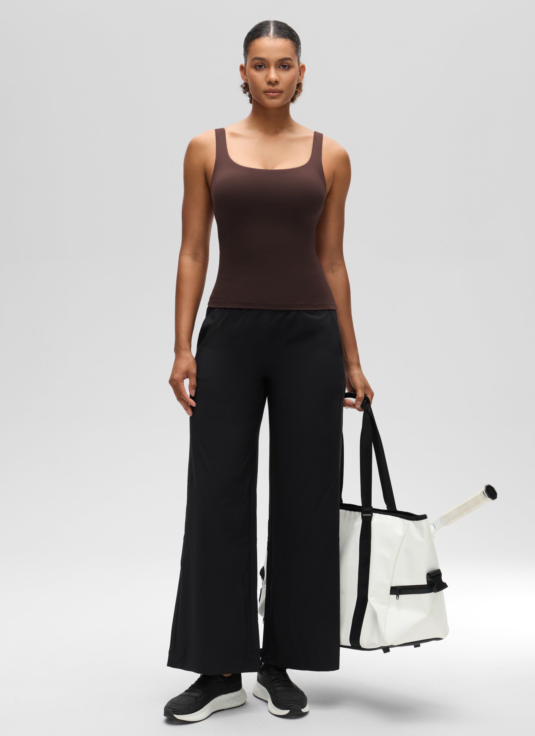 قمصان «CRZ YOGA» النسائية ذات القصة الضيقة (SlimFit) مع حمالة صدر Butterluxe وياقة على شكل حرف U، بلون بني «Hot Fudge»