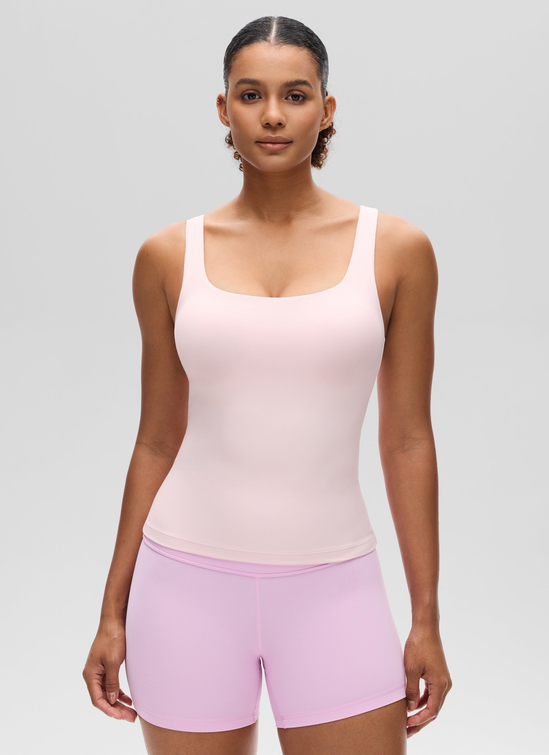 قمصان «CRZ YOGA» النسائية ذات القصة الضيقة (SlimFit) مع حمالة صدر Butterluxe وياقة على شكل حرف U، باللون الوردي الفراولي