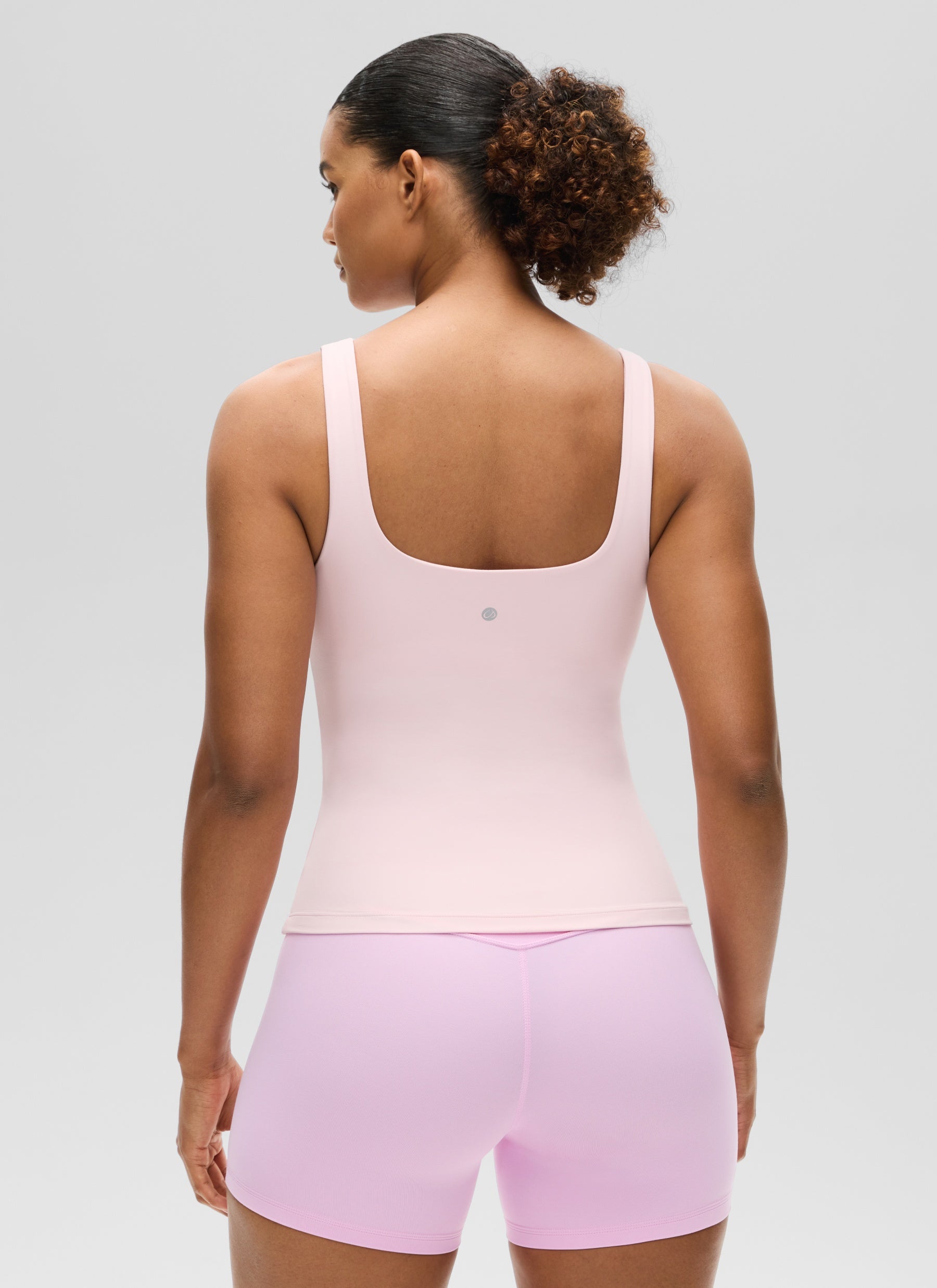 قمصان «CRZ YOGA» النسائية ذات القصة الضيقة (SlimFit) مع حمالة صدر Butterluxe وياقة على شكل حرف U، باللون الوردي الفراولي