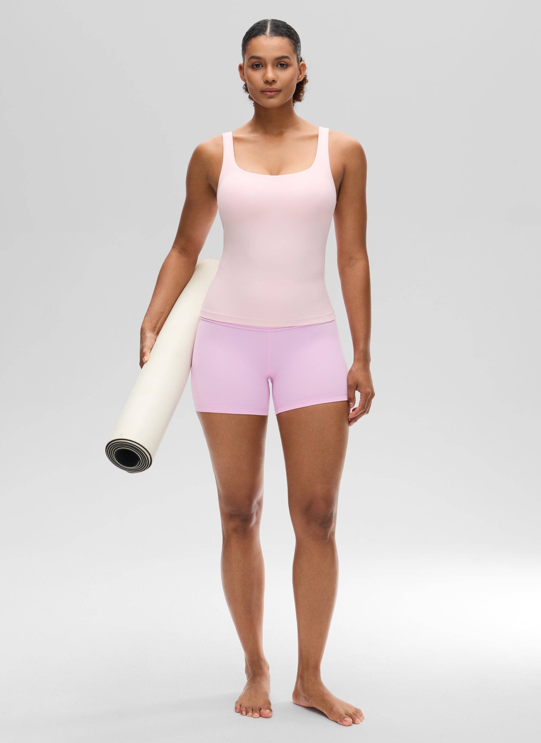 قمصان «CRZ YOGA» النسائية ذات القصة الضيقة (SlimFit) مع حمالة صدر Butterluxe وياقة على شكل حرف U، باللون الوردي الفراولي