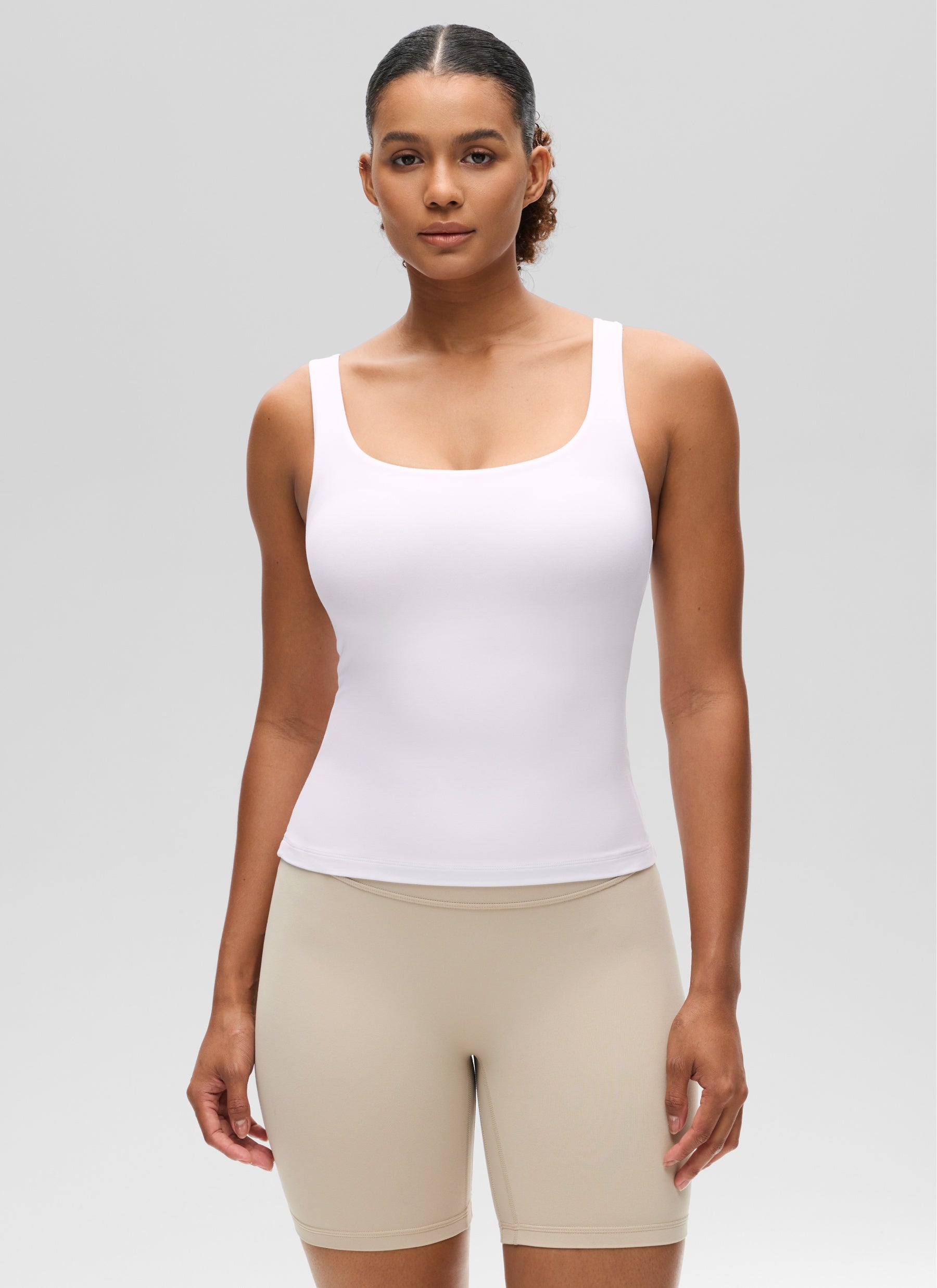 قمصان نسائية من CRZ YOGA بقصّة ضيقة (SlimFit) مع حمالة صدر Butterluxe وياقة على شكل حرف U، باللون الأبيض