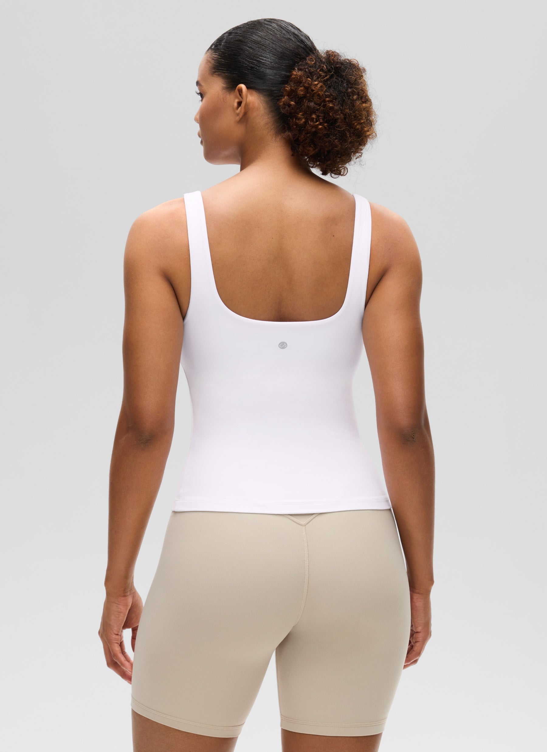 قمصان نسائية من CRZ YOGA بقصّة ضيقة (SlimFit) مع حمالة صدر Butterluxe وياقة على شكل حرف U، باللون الأبيض