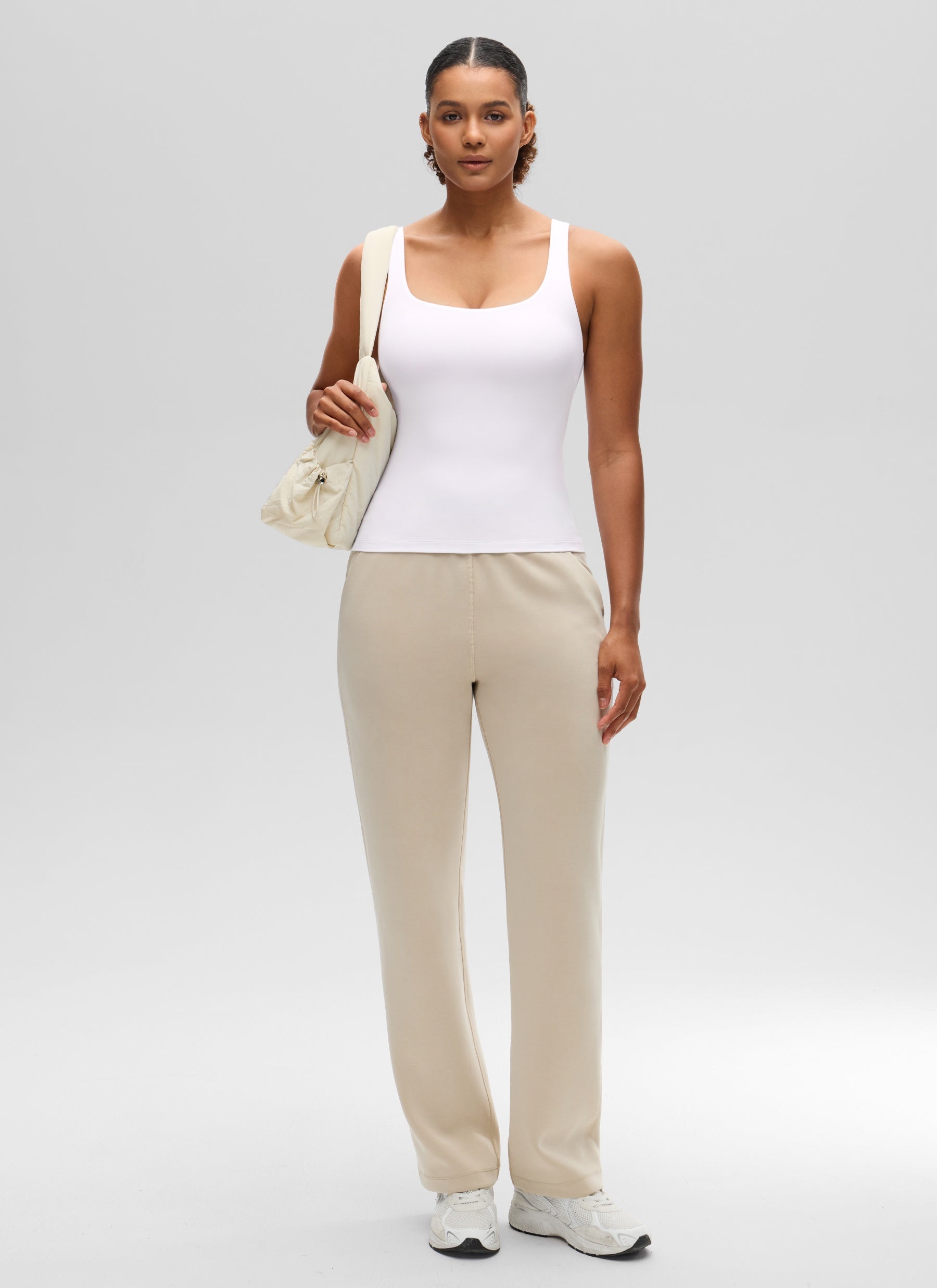 قمصان نسائية من CRZ YOGA بقصّة ضيقة (SlimFit) مع حمالة صدر Butterluxe وياقة على شكل حرف U، باللون الأبيض