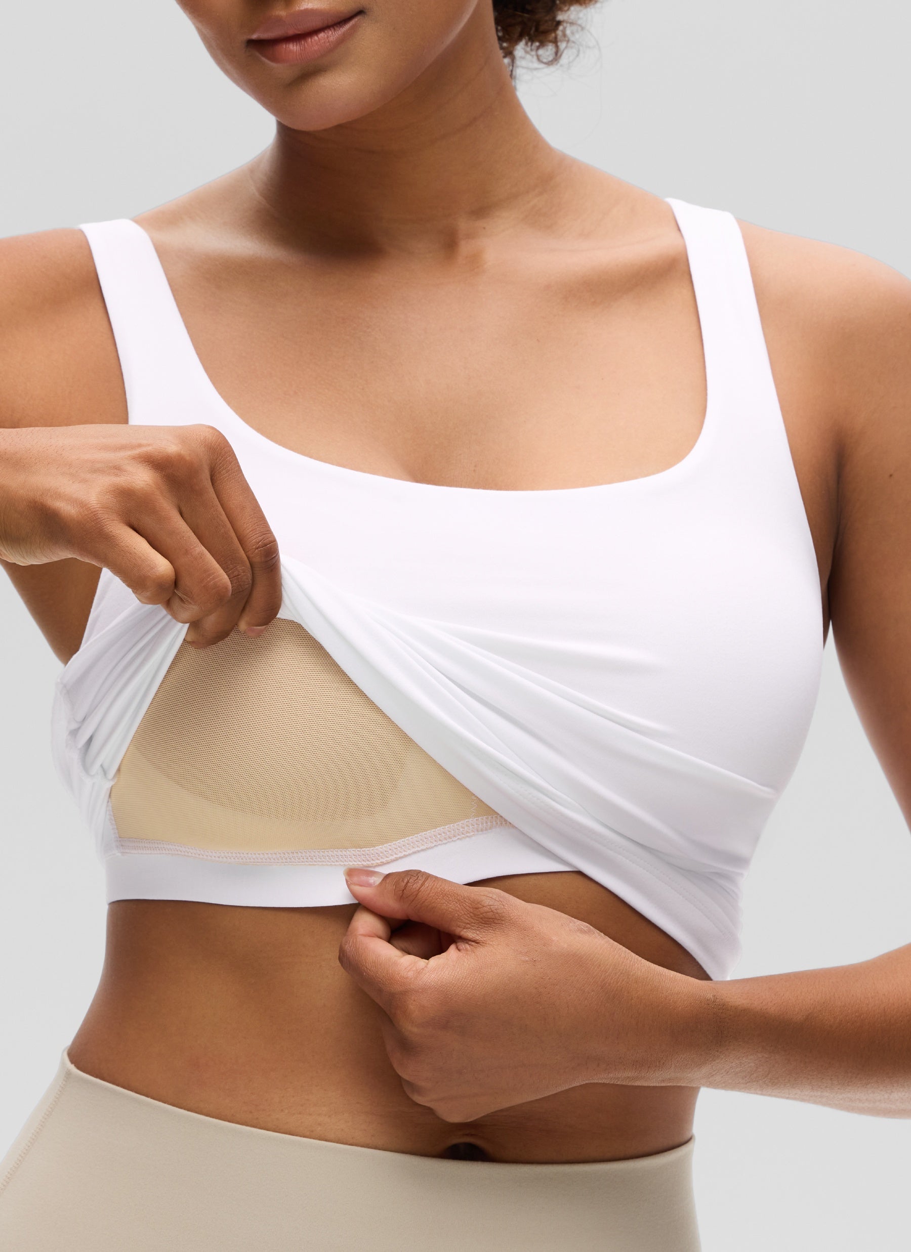 قمصان نسائية من CRZ YOGA بقصّة ضيقة (SlimFit) مع حمالة صدر Butterluxe وياقة على شكل حرف U، باللون الأبيض