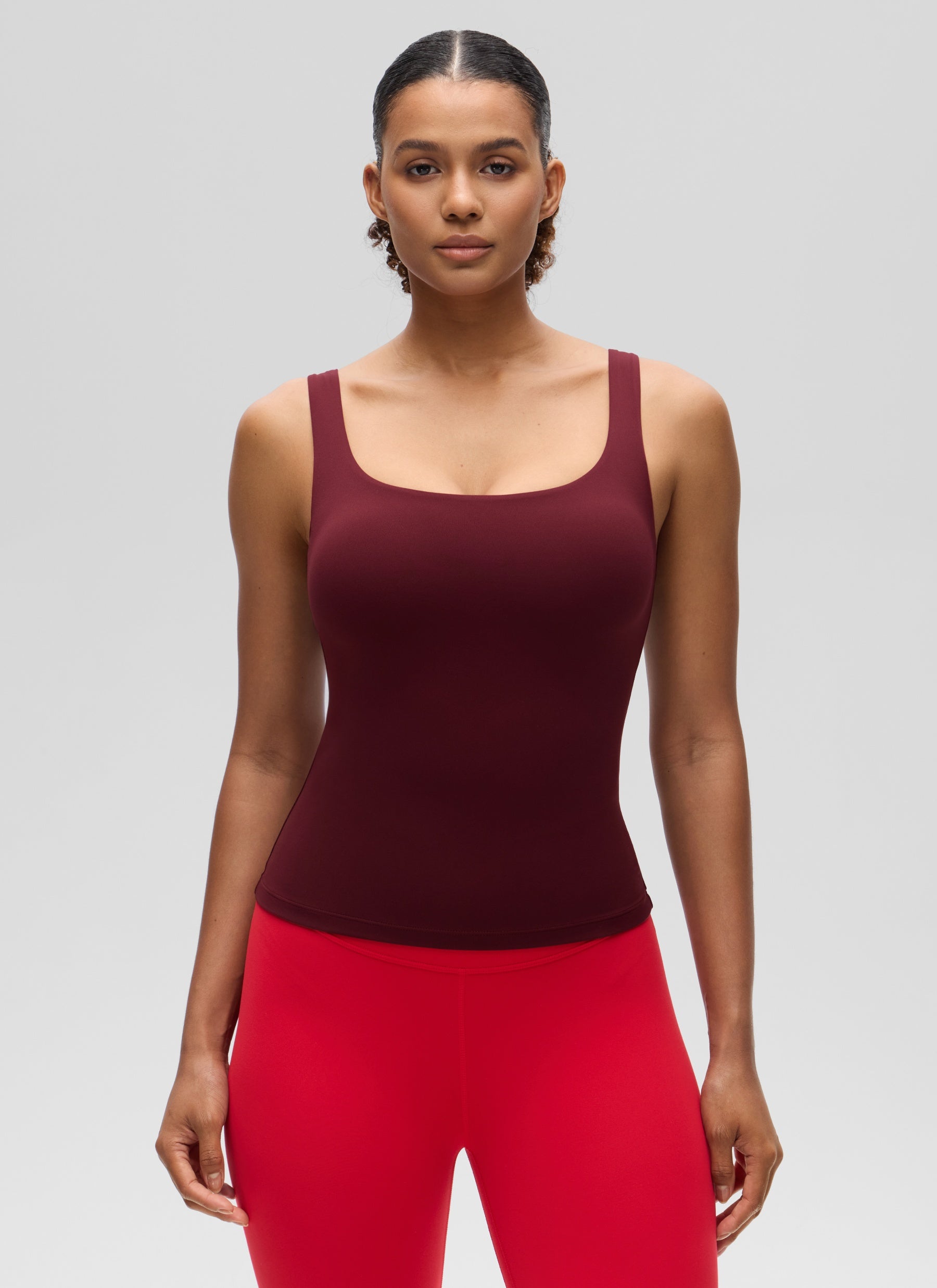 قمصان «CRZ YOGA» النسائية ذات القصة الضيقة (SlimFit) مع حمالة صدر Butterluxe وياقة على شكل حرف U، باللون الأحمر «ميرلوت»