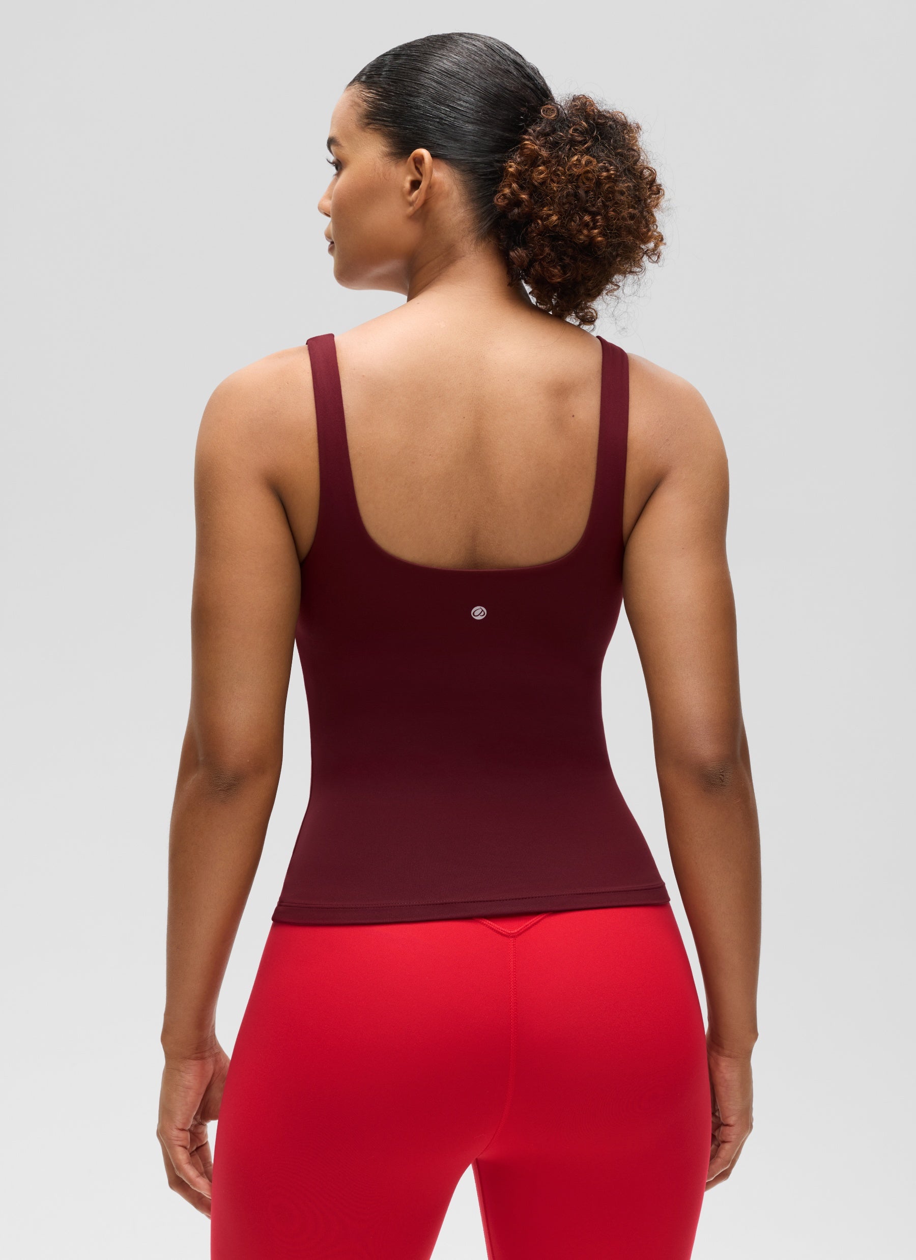 قمصان «CRZ YOGA» النسائية ذات القصة الضيقة (SlimFit) مع حمالة صدر Butterluxe وياقة على شكل حرف U، باللون الأحمر «ميرلوت»