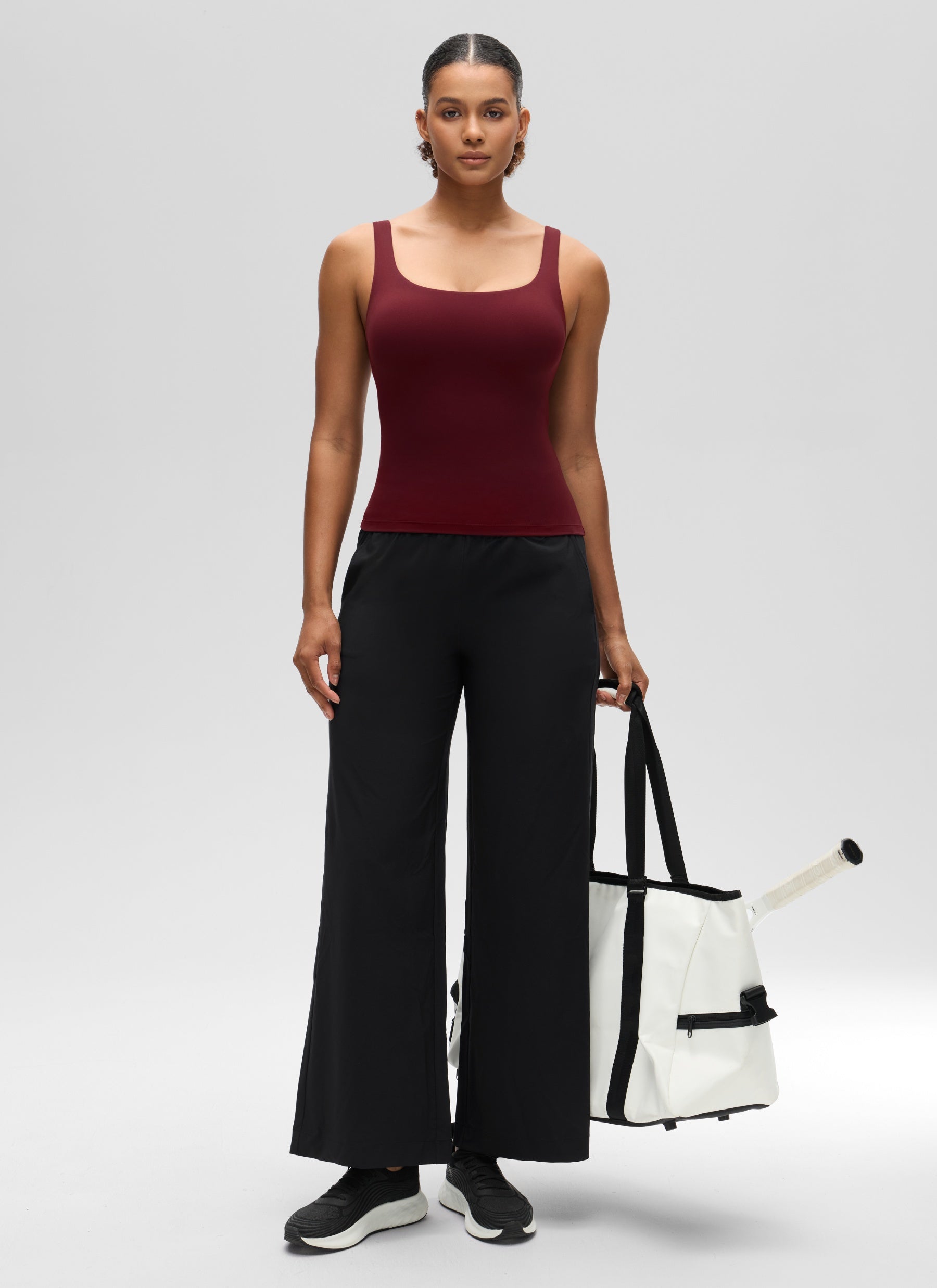 قمصان «CRZ YOGA» النسائية ذات القصة الضيقة (SlimFit) مع حمالة صدر Butterluxe وياقة على شكل حرف U، باللون الأحمر «ميرلوت»