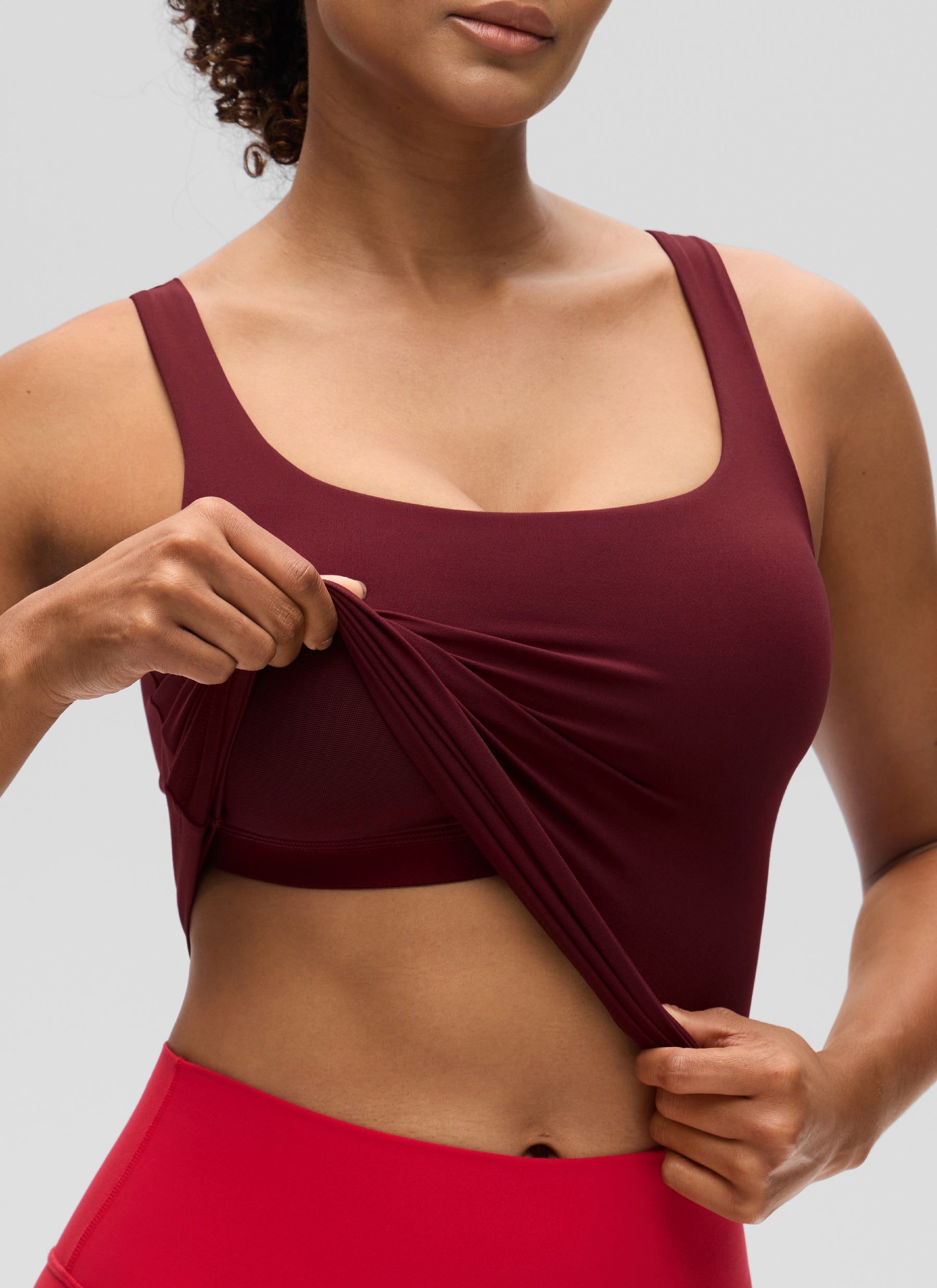 قمصان «CRZ YOGA» النسائية ذات القصة الضيقة (SlimFit) مع حمالة صدر Butterluxe وياقة على شكل حرف U، باللون الأحمر «ميرلوت»