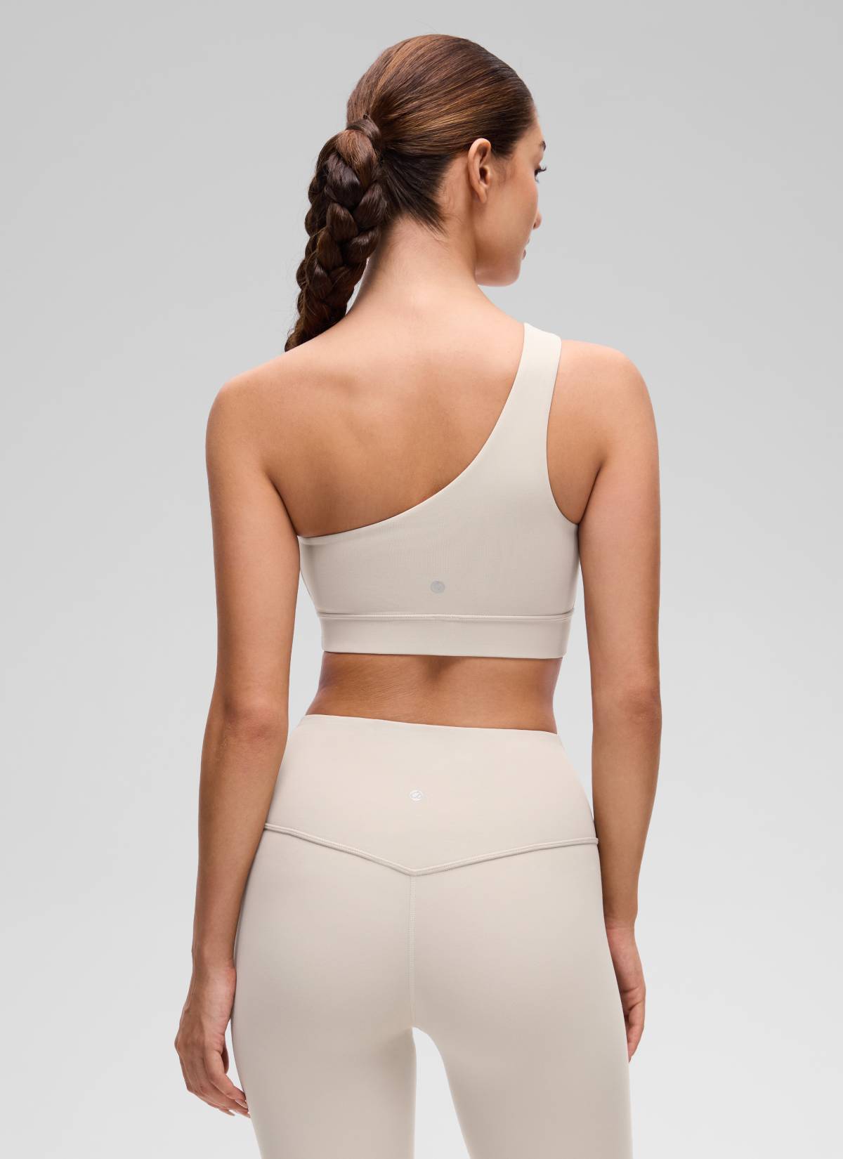 حمالة صدر رياضية بكتف واحد للنساء من CRZ YOGA Butterluxe بتصميم غير متماثل مع حشوة، لون موهافي تان
