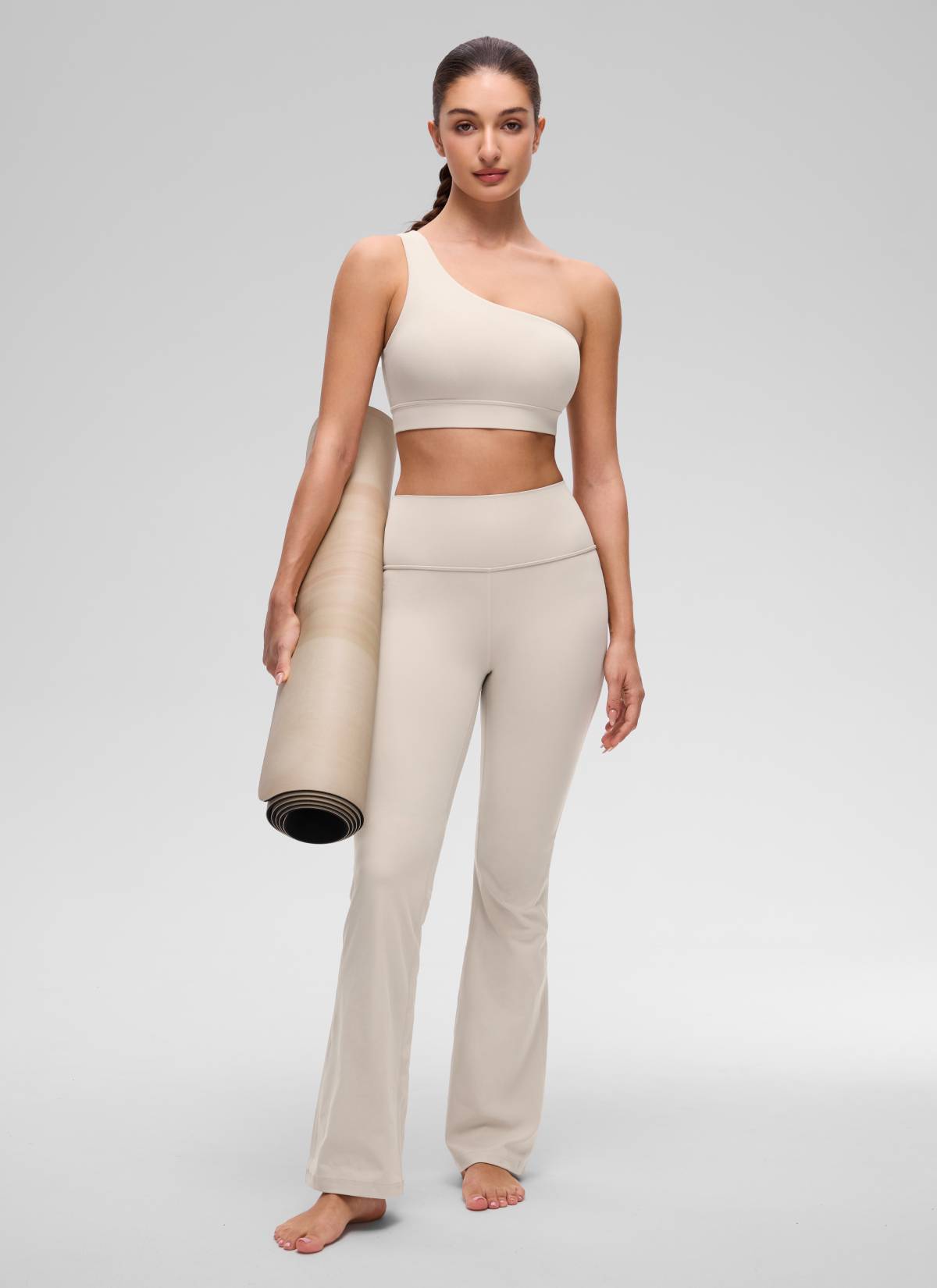 حمالة صدر رياضية بكتف واحد للنساء من CRZ YOGA Butterluxe بتصميم غير متماثل مع حشوة، لون موهافي تان