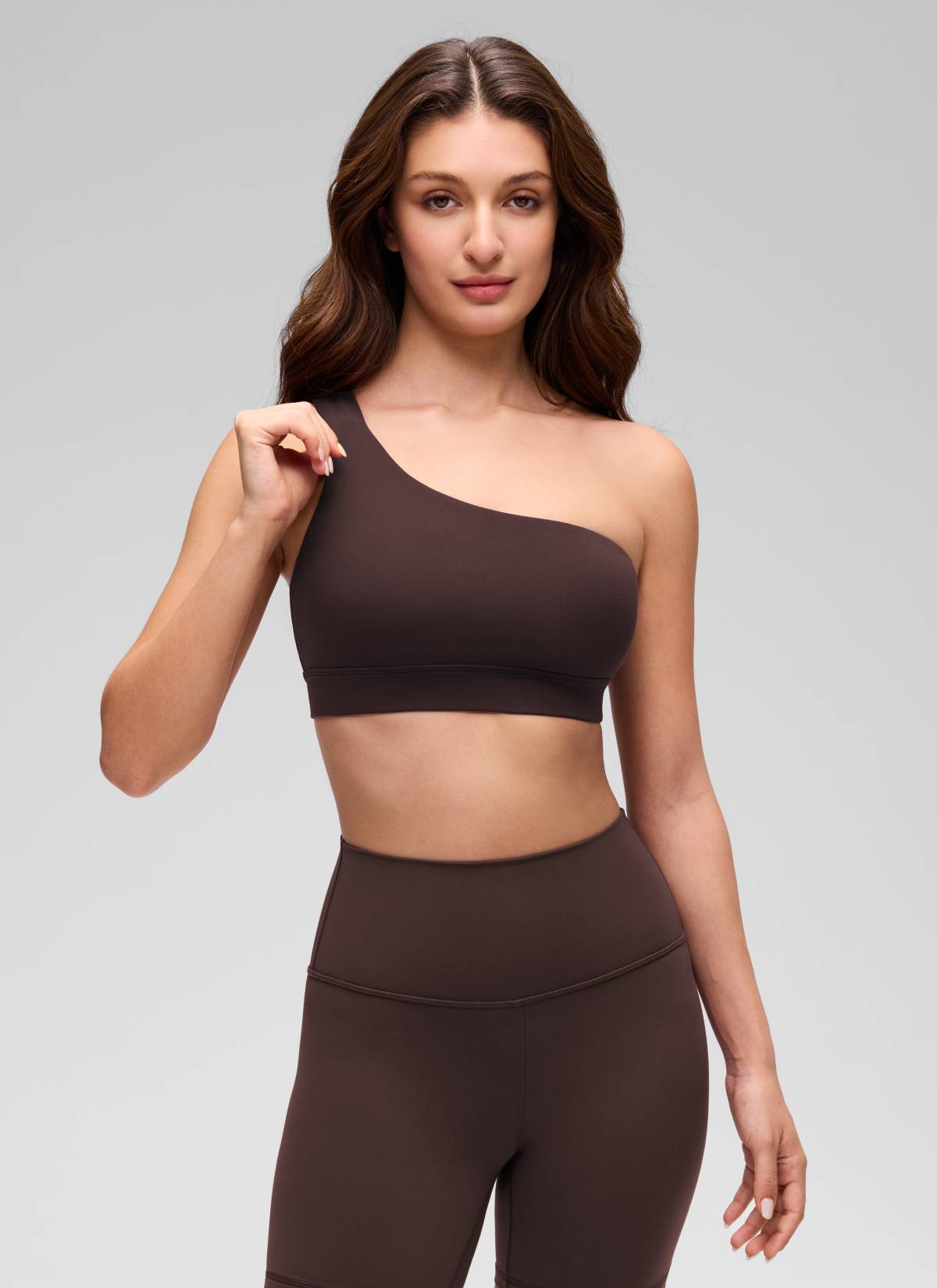 CRZ YOGA Butterluxe حمالة صدر رياضية نسائية بكتف واحد، غير متماثلة، مبطنة، بلون بني داكن