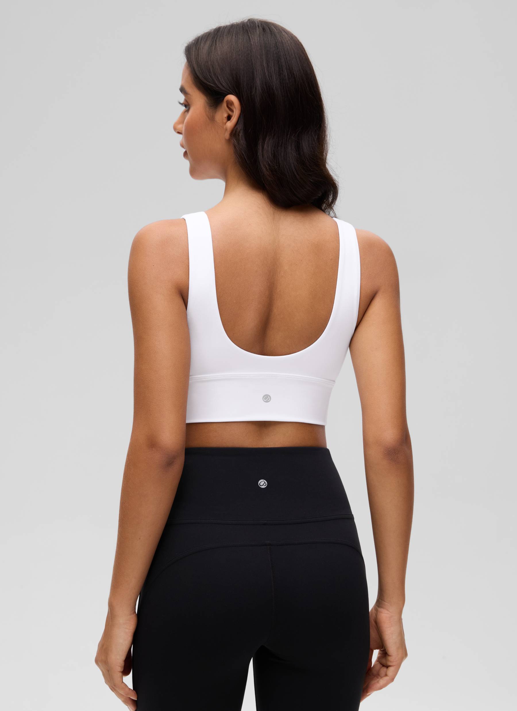 حمالة صدر يوغا نسائية Butterluxe من CRZ YOGA بدعم خفيف، طويلة، بظهر على شكل U ورقبة على شكل V، لون أبيض