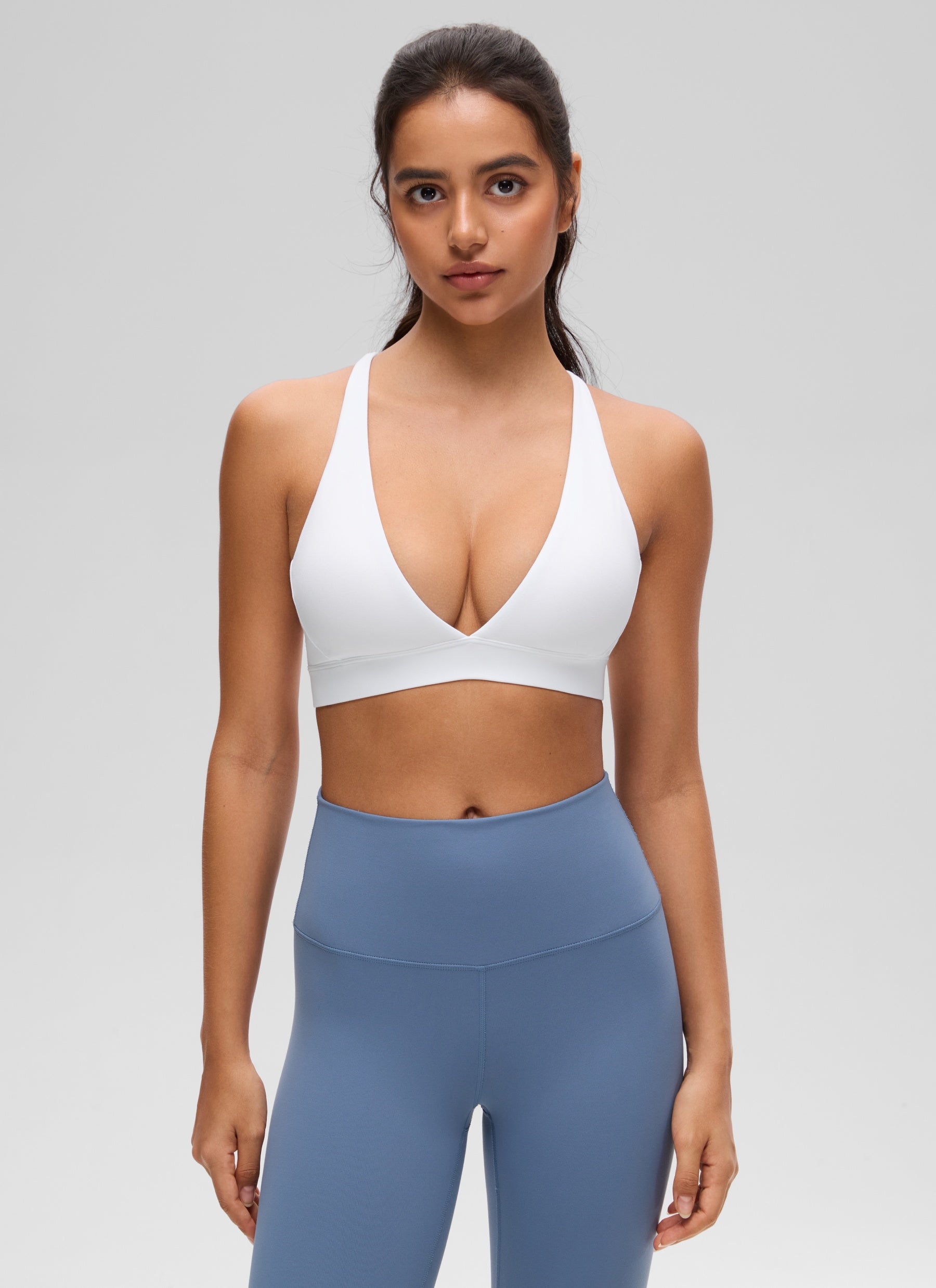 حمالة صدر يوغا Butterluxe بدعم خفيف للنساء بأشرطة خلفية وقبة على شكل حرف V باللون الأبيض من CRZ YOGA