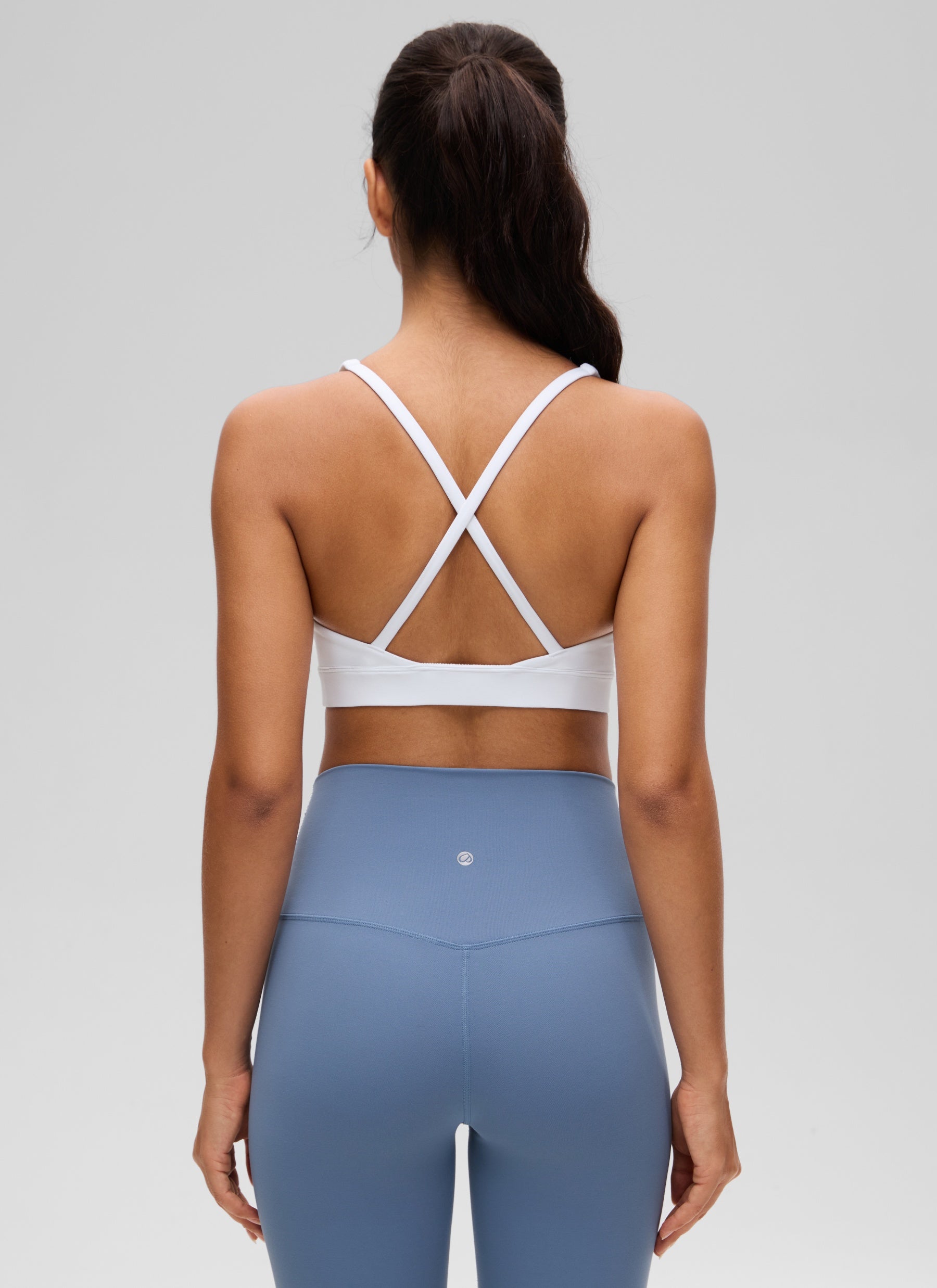 حمالة صدر يوغا Butterluxe بدعم خفيف للنساء بأشرطة خلفية وقبة على شكل حرف V باللون الأبيض من CRZ YOGA