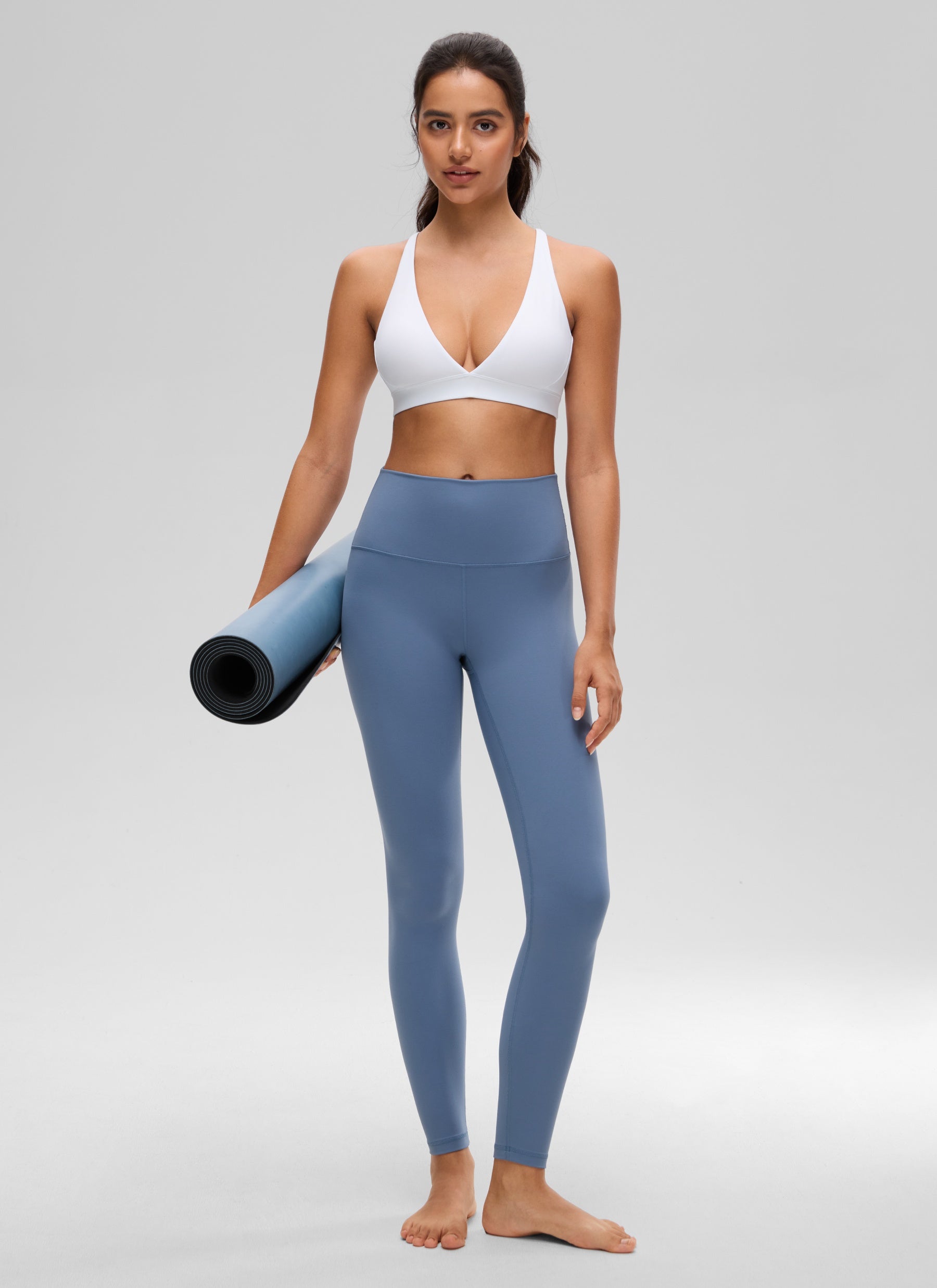 حمالة صدر يوغا Butterluxe بدعم خفيف للنساء بأشرطة خلفية وقبة على شكل حرف V باللون الأبيض من CRZ YOGA