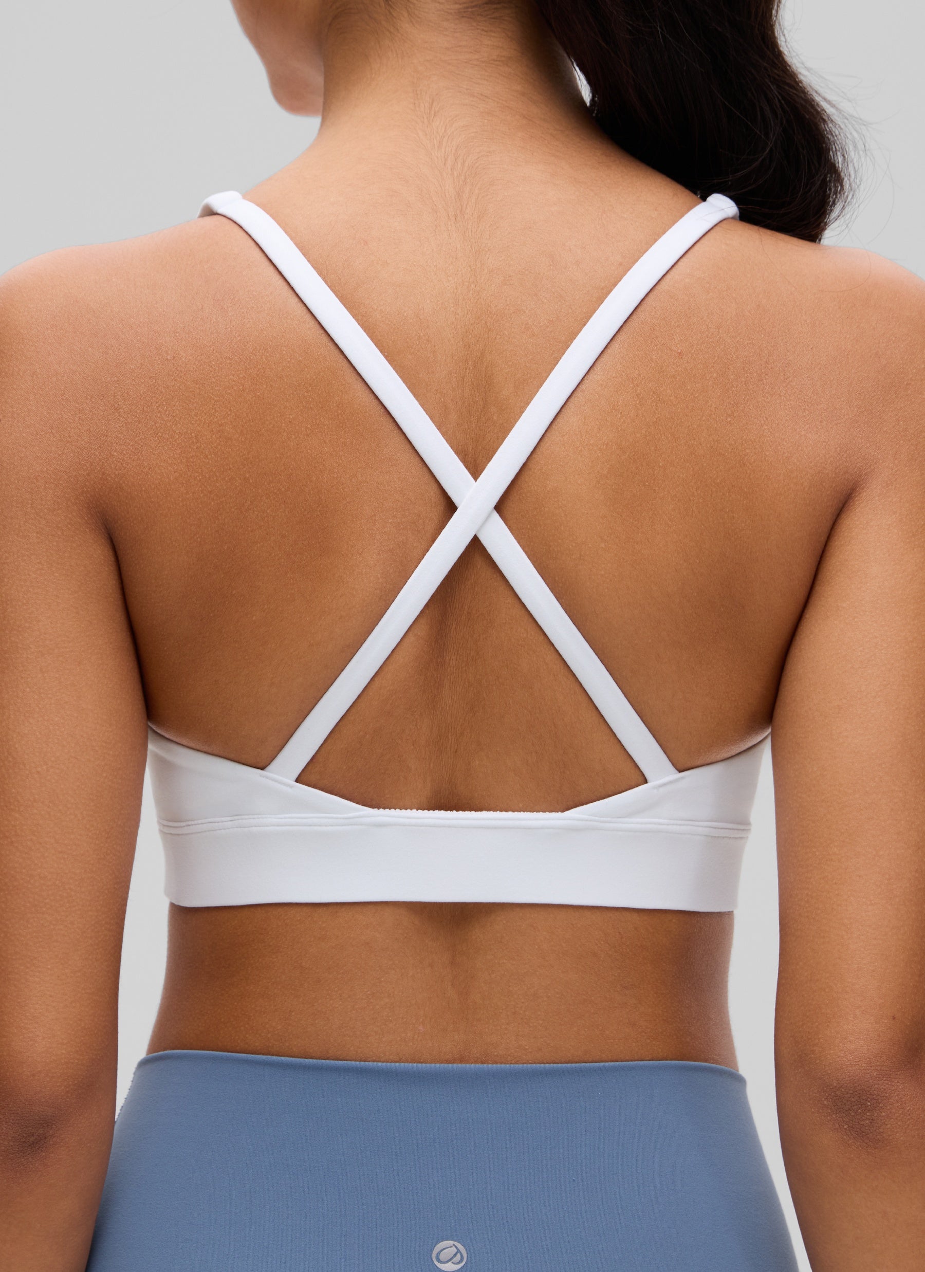 حمالة صدر يوغا Butterluxe بدعم خفيف للنساء بأشرطة خلفية وقبة على شكل حرف V باللون الأبيض من CRZ YOGA