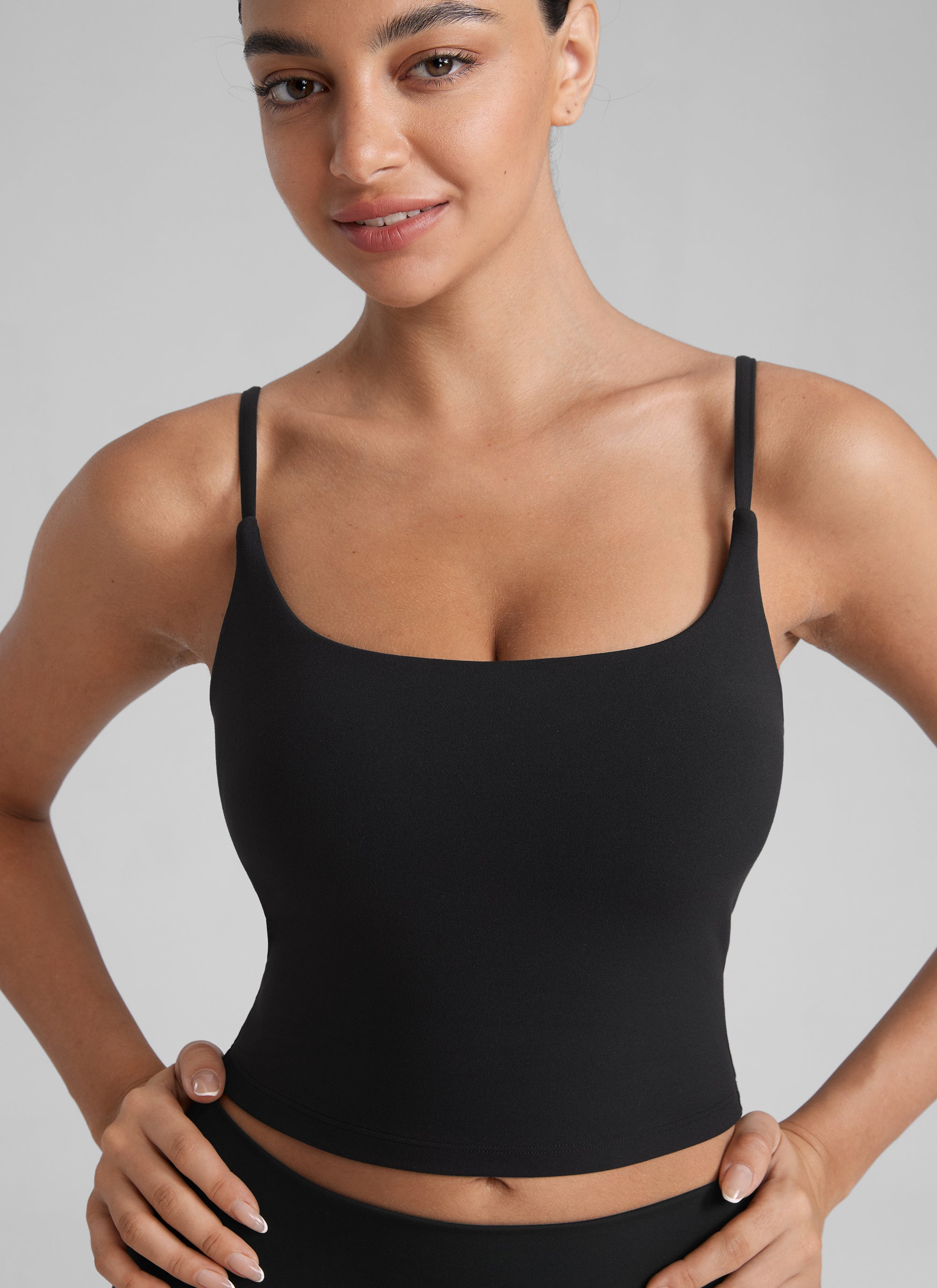 حمالة صدر رياضية طويلة لليوجا برقبة دائرية وظهر على شكل حرف U من Butterlift للنساء من CRZ YOGA باللون الأسود