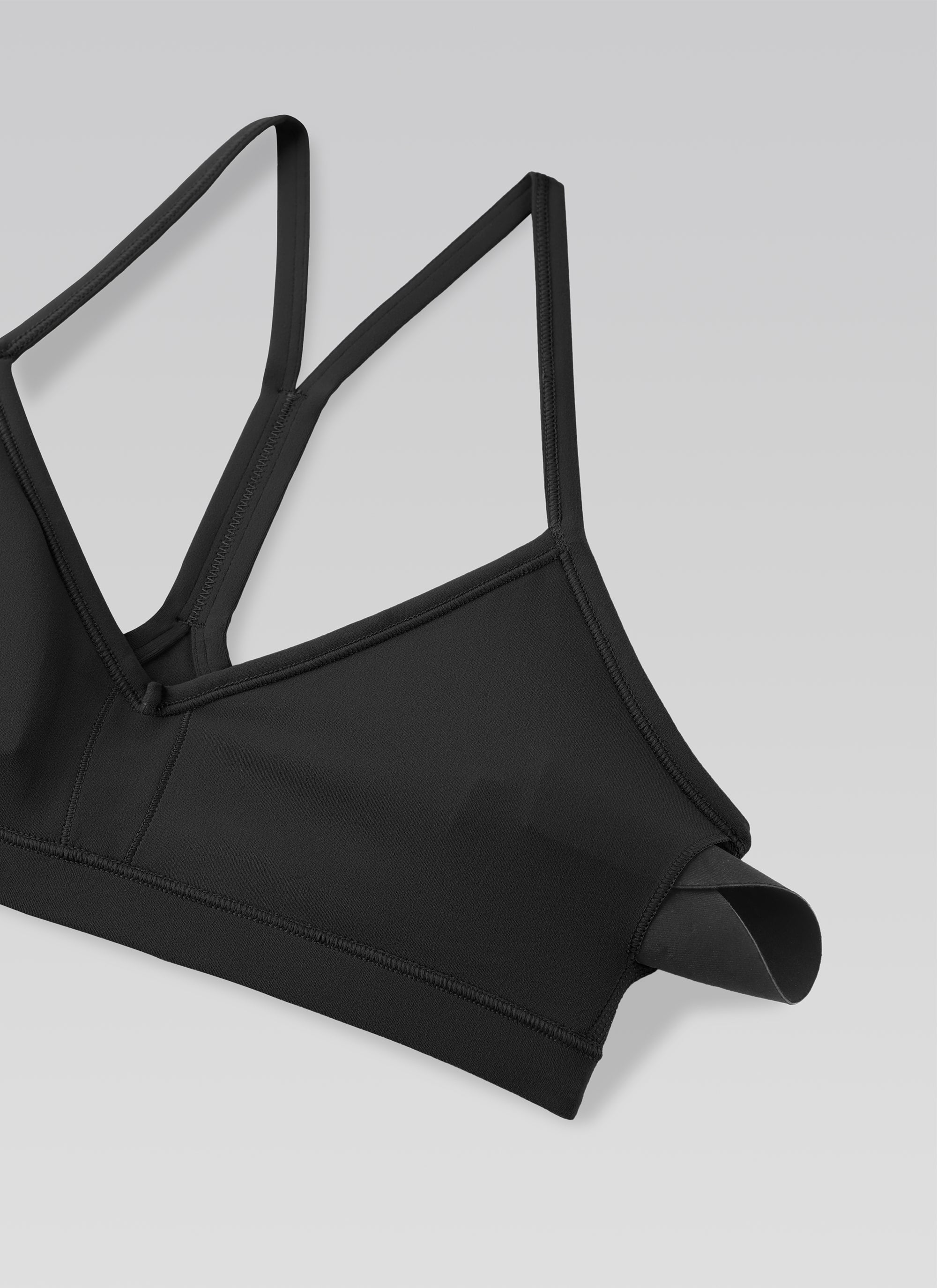 حمالة صدر رياضية مبطنة لليوغا برقبة على شكل حرف V وكشكشة للنساء من CRZ YOGA Butterluxe باللون الأسود