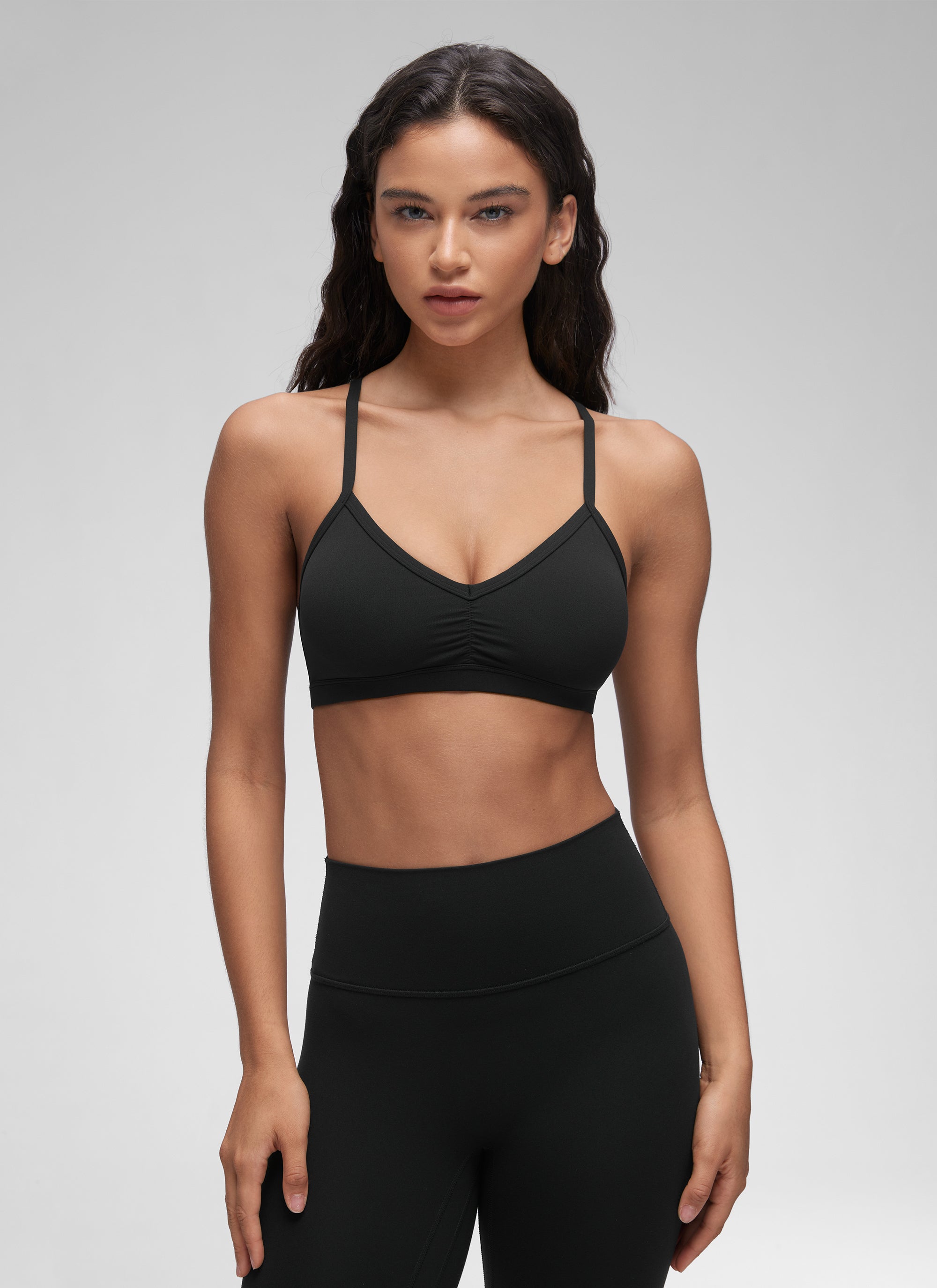 حمالة صدر رياضية مبطنة لليوغا برقبة على شكل حرف V وكشكشة للنساء من CRZ YOGA Butterluxe باللون الأسود