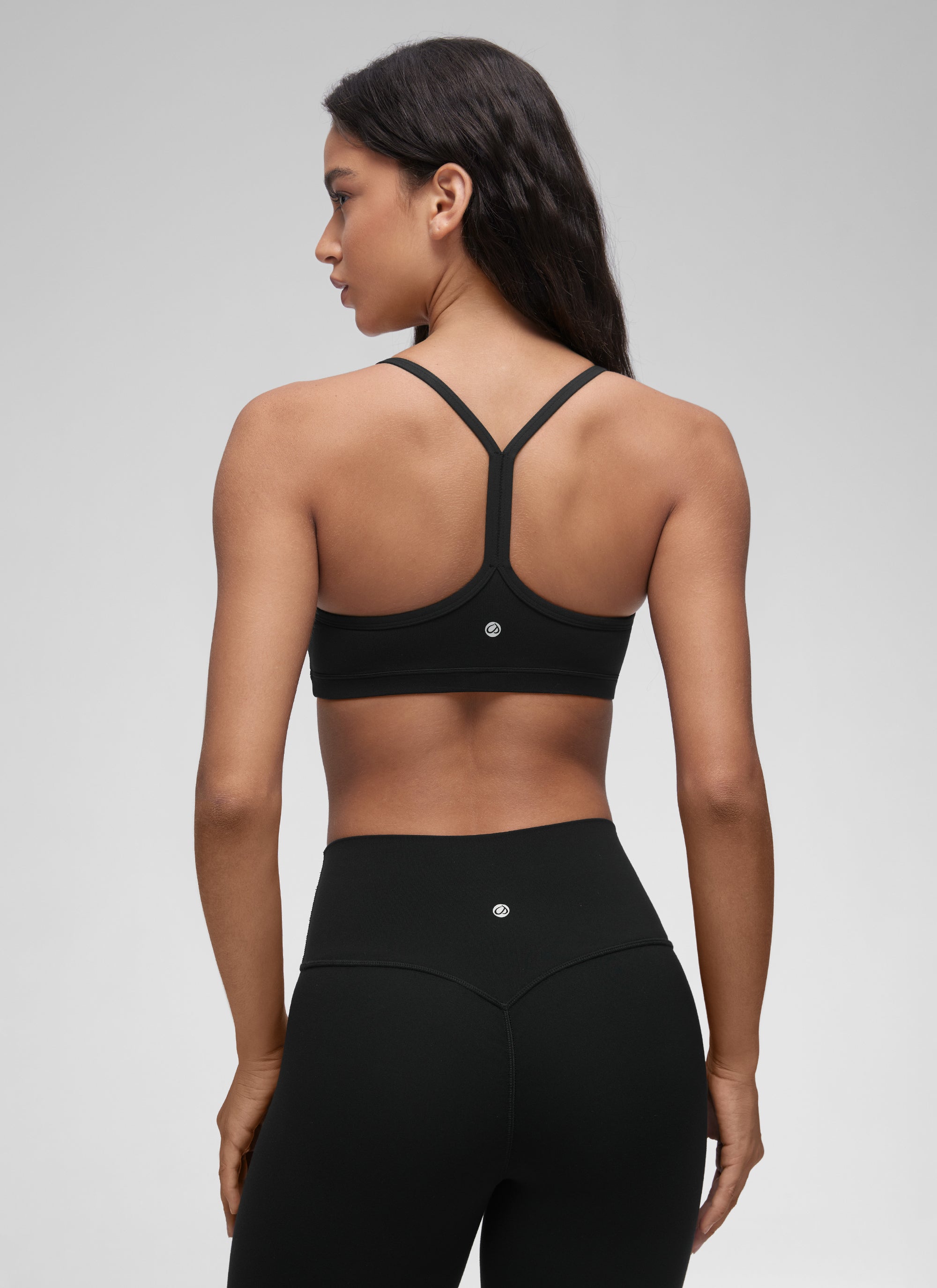 حمالة صدر رياضية مبطنة لليوغا برقبة على شكل حرف V وكشكشة للنساء من CRZ YOGA Butterluxe باللون الأسود