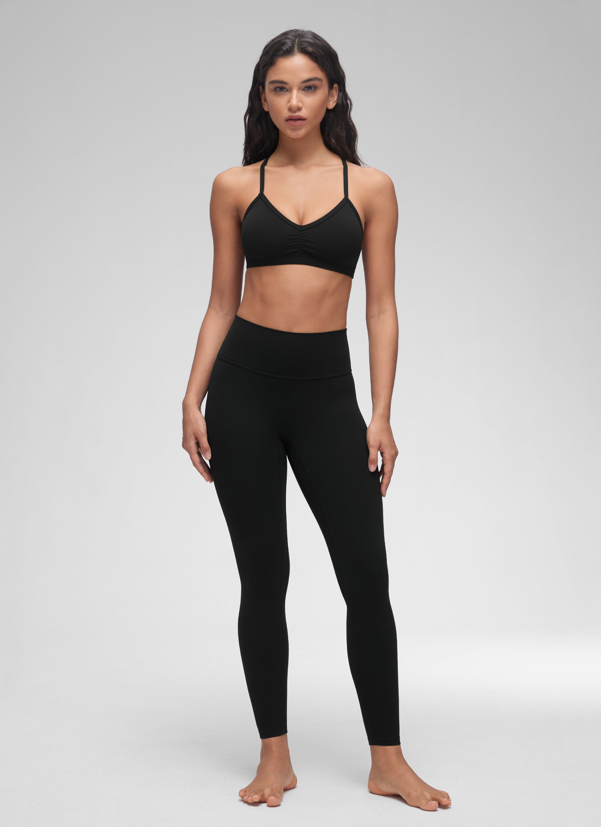 حمالة صدر رياضية مبطنة لليوغا برقبة على شكل حرف V وكشكشة للنساء من CRZ YOGA Butterluxe باللون الأسود