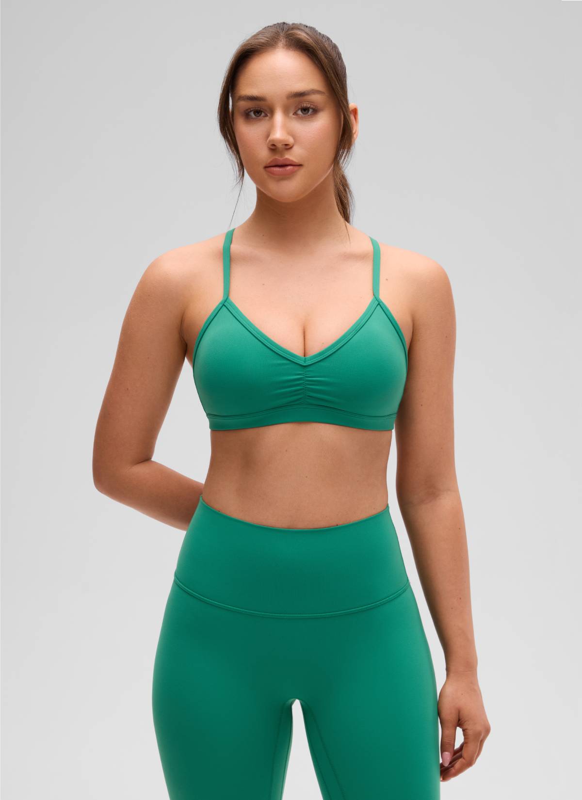 CRZ YOGA Butterluxe حمالة صدر رياضية مبطنة لليوجا برقبة على شكل V مكشكشة للنساء بلون أخضر كاسكاديا