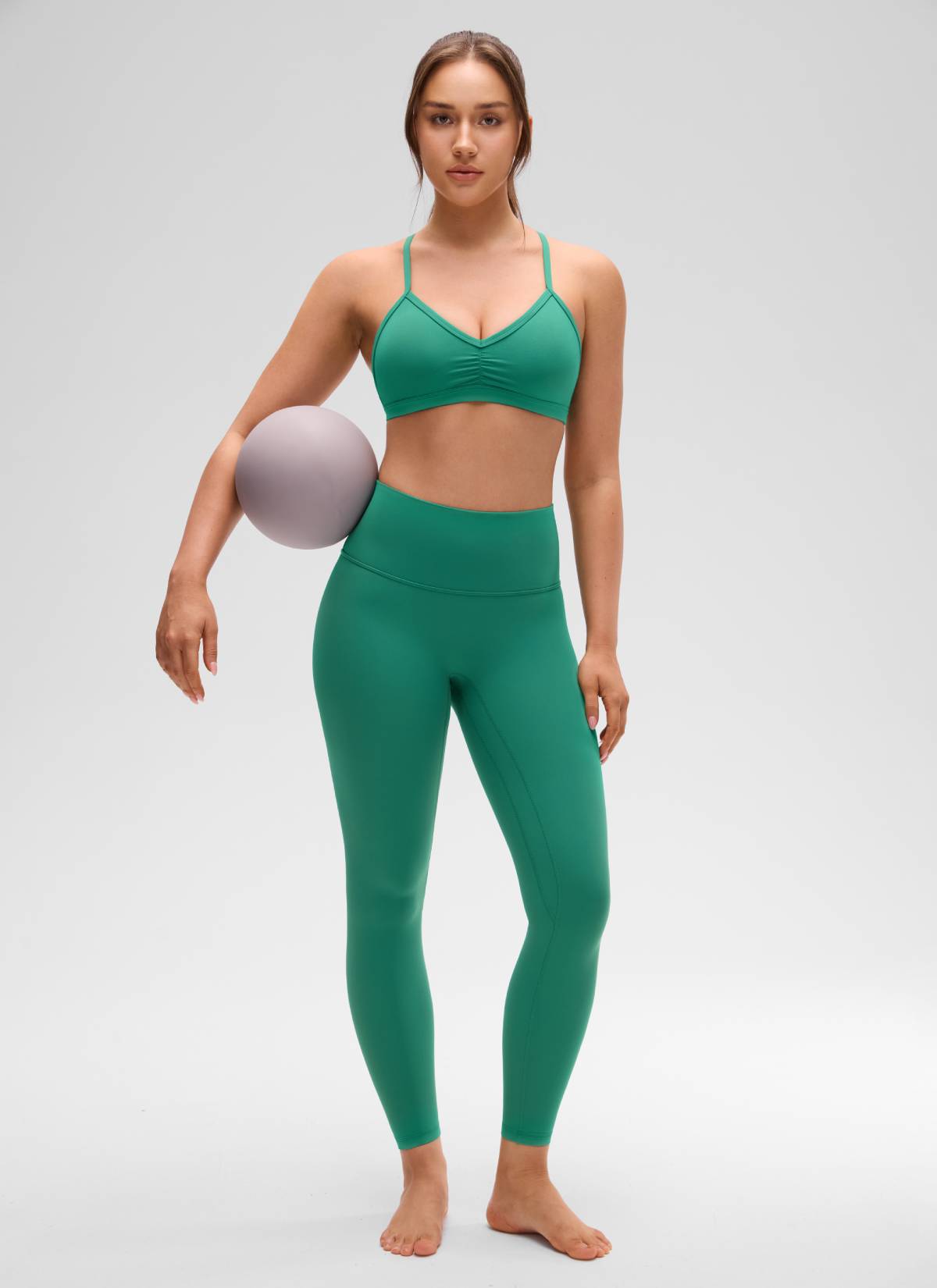 CRZ YOGA Butterluxe حمالة صدر رياضية مبطنة لليوجا برقبة على شكل V مكشكشة للنساء بلون أخضر كاسكاديا