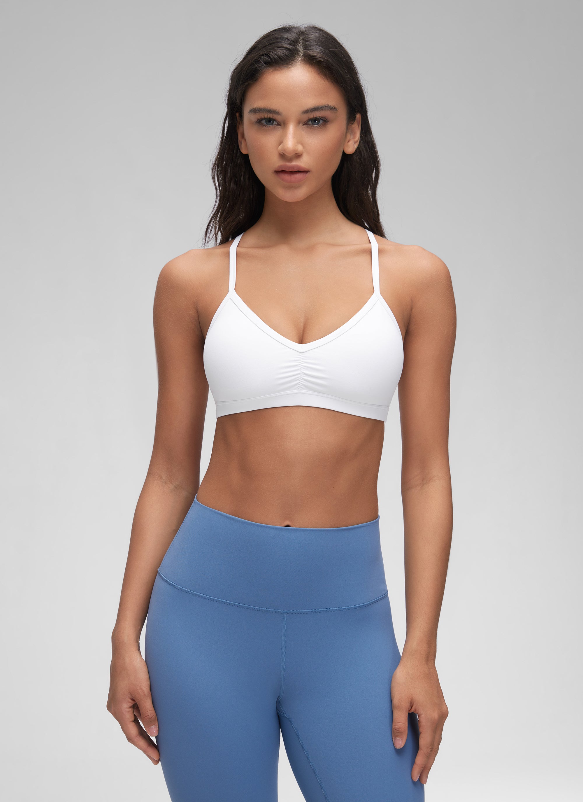 حمالة صدر رياضية مبطنة لليوغا برقبة على شكل حرف V وكشكشة للنساء من CRZ YOGA Butterluxe باللون الأبيض