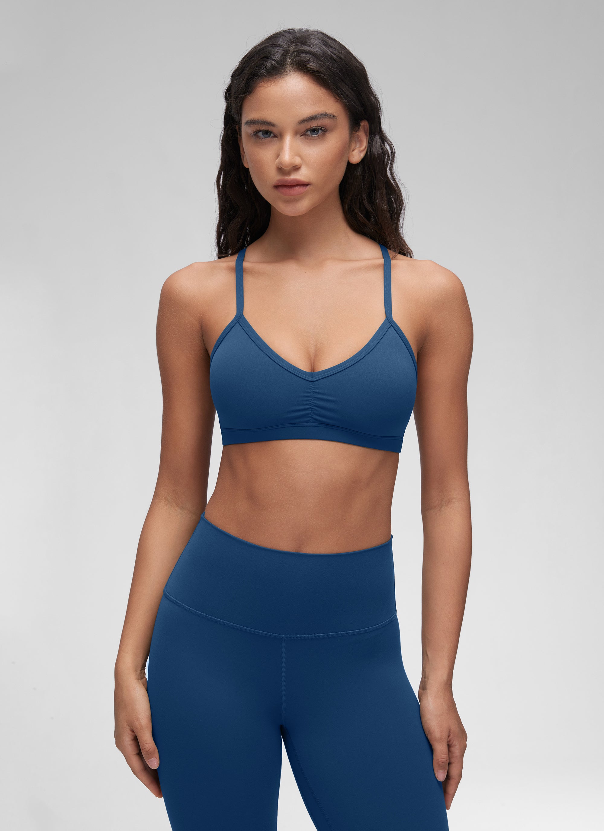 حمالة صدر رياضية مبطنة لليوغا برقبة على شكل حرف V وكشكشة للنساء من CRZ YOGA Butterluxe باللون الكحلي الفرنسي